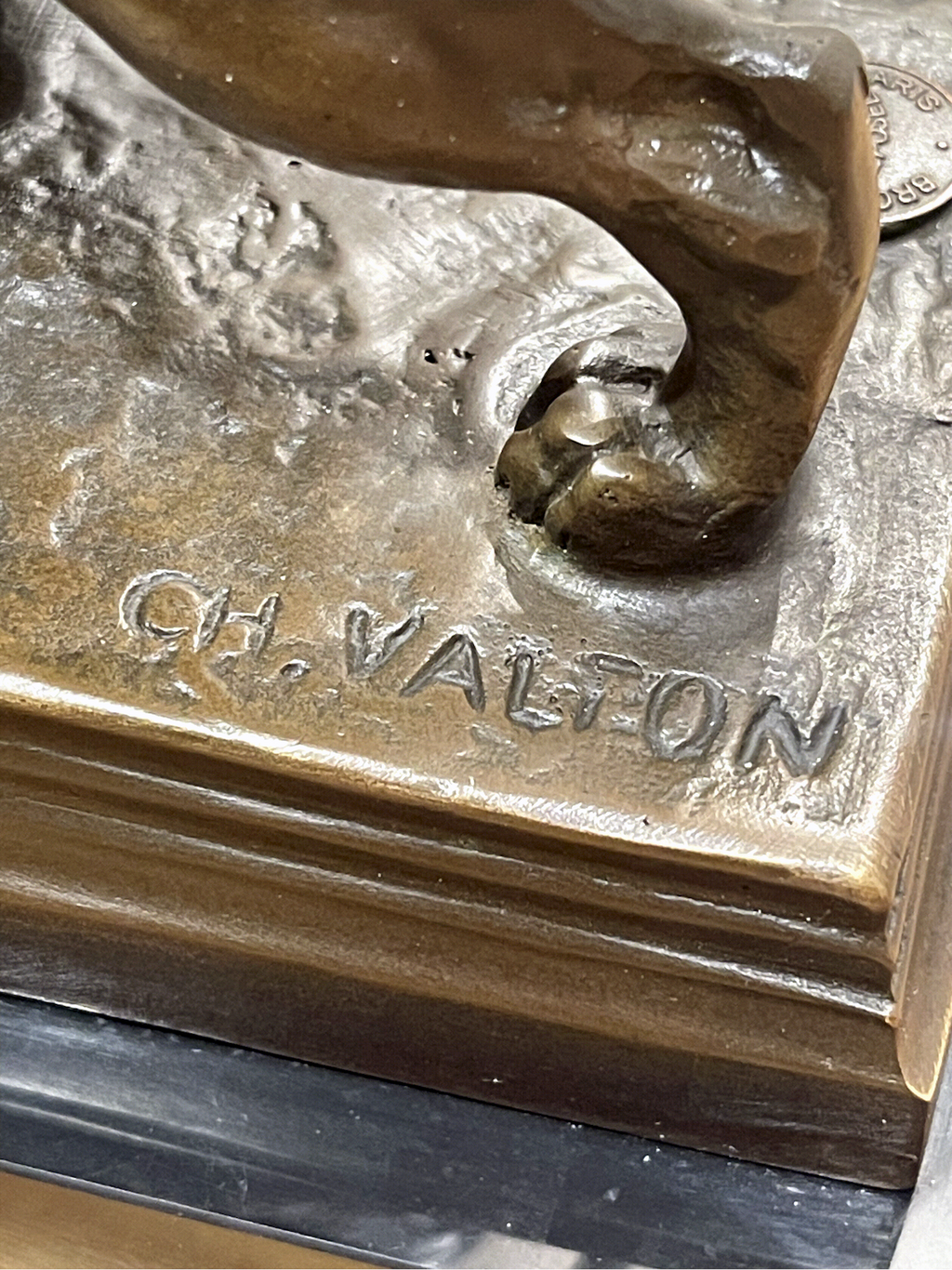 Bronzeskulptur eines brüllenden Löwen, patiniert, nach Ch. Valton auf schwarzem Sockel im Stil des 19. Jahrhunderts