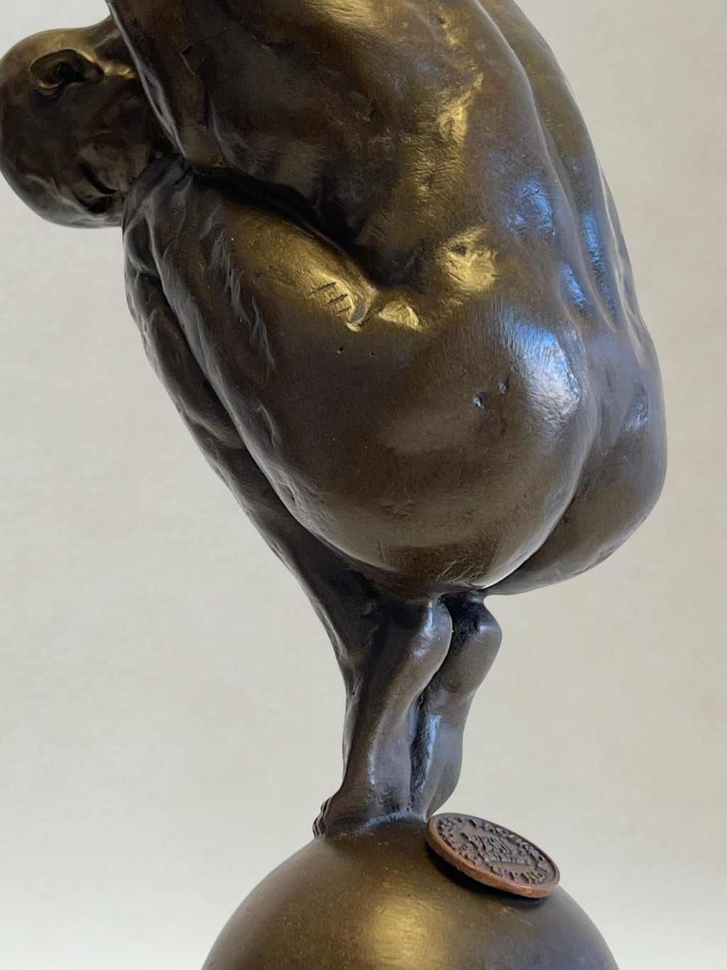 Skulptur im Art-déco-Stil – Balancierender männlicher Akt – Dekorative Bronze – 29 cm