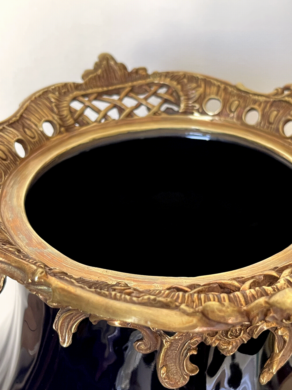 Grande urne couverte style Napoléon III en porcelaine noire et bronze – décor rocaille aux angelots – 49 cm