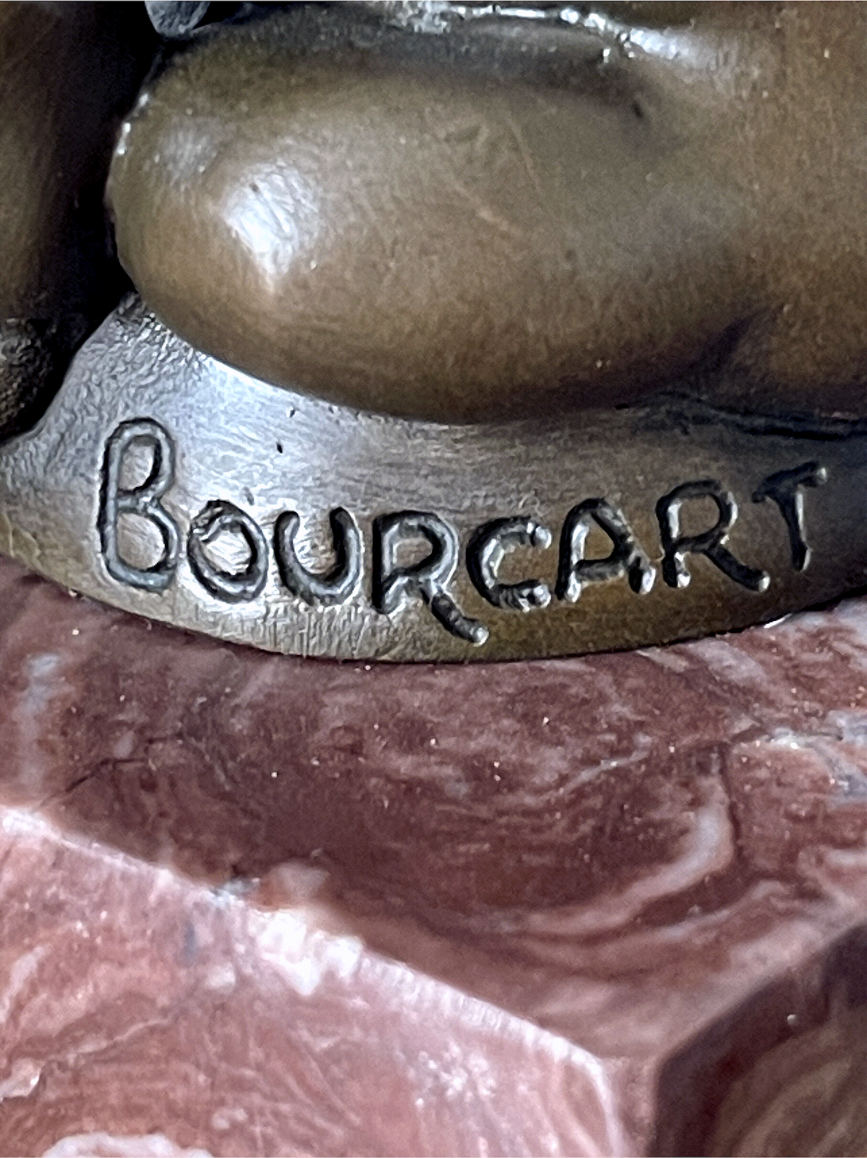 Sculpture de bouledogue en bronze patiné after Bourcart, sur socle en marbre