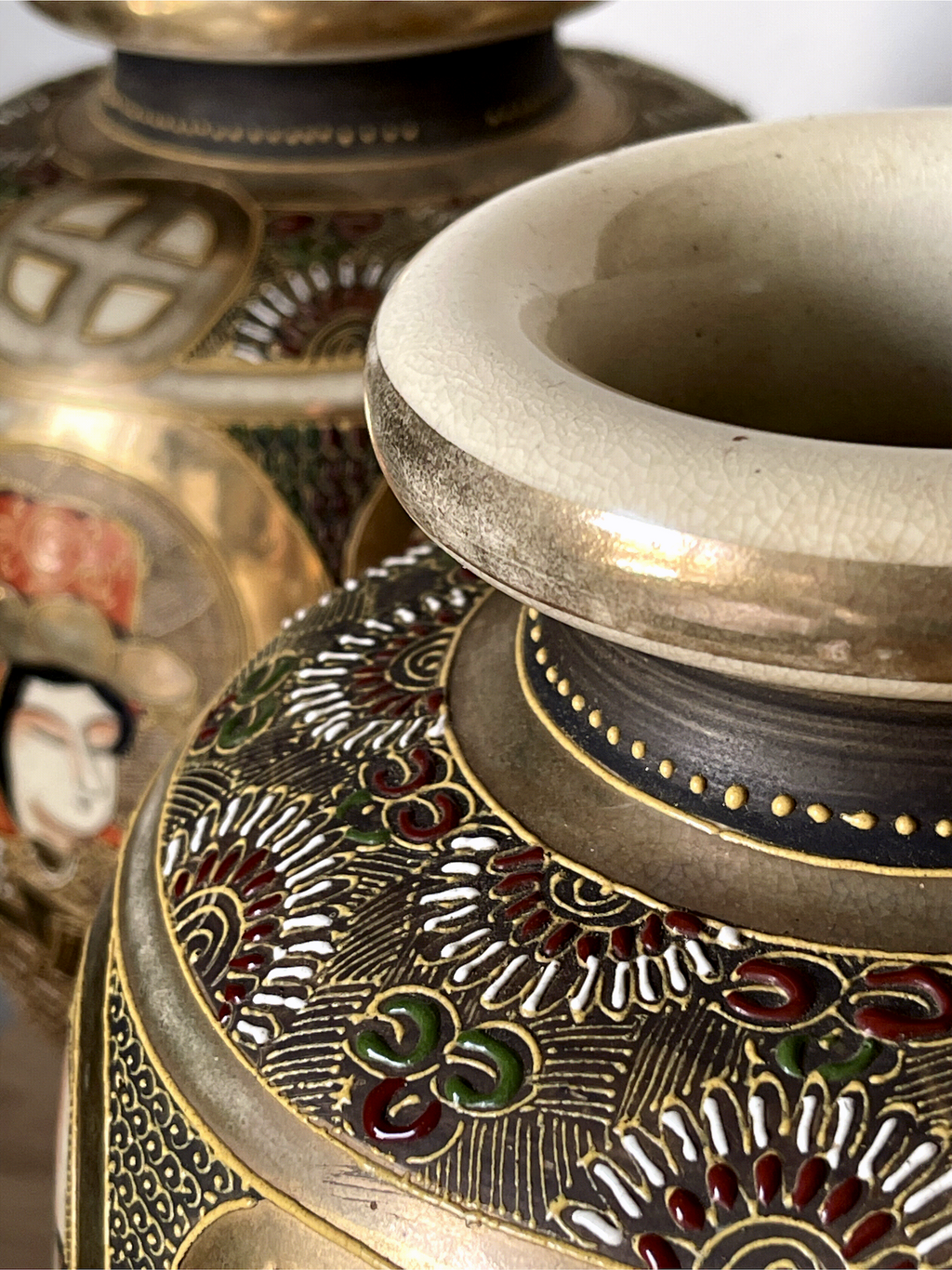 Paar japanische Satsuma-Vasen, frühes 20. Jahrhundert – polychromes und vergoldetes Dekor mit Figuren – Ateliersignatur – 31 cm