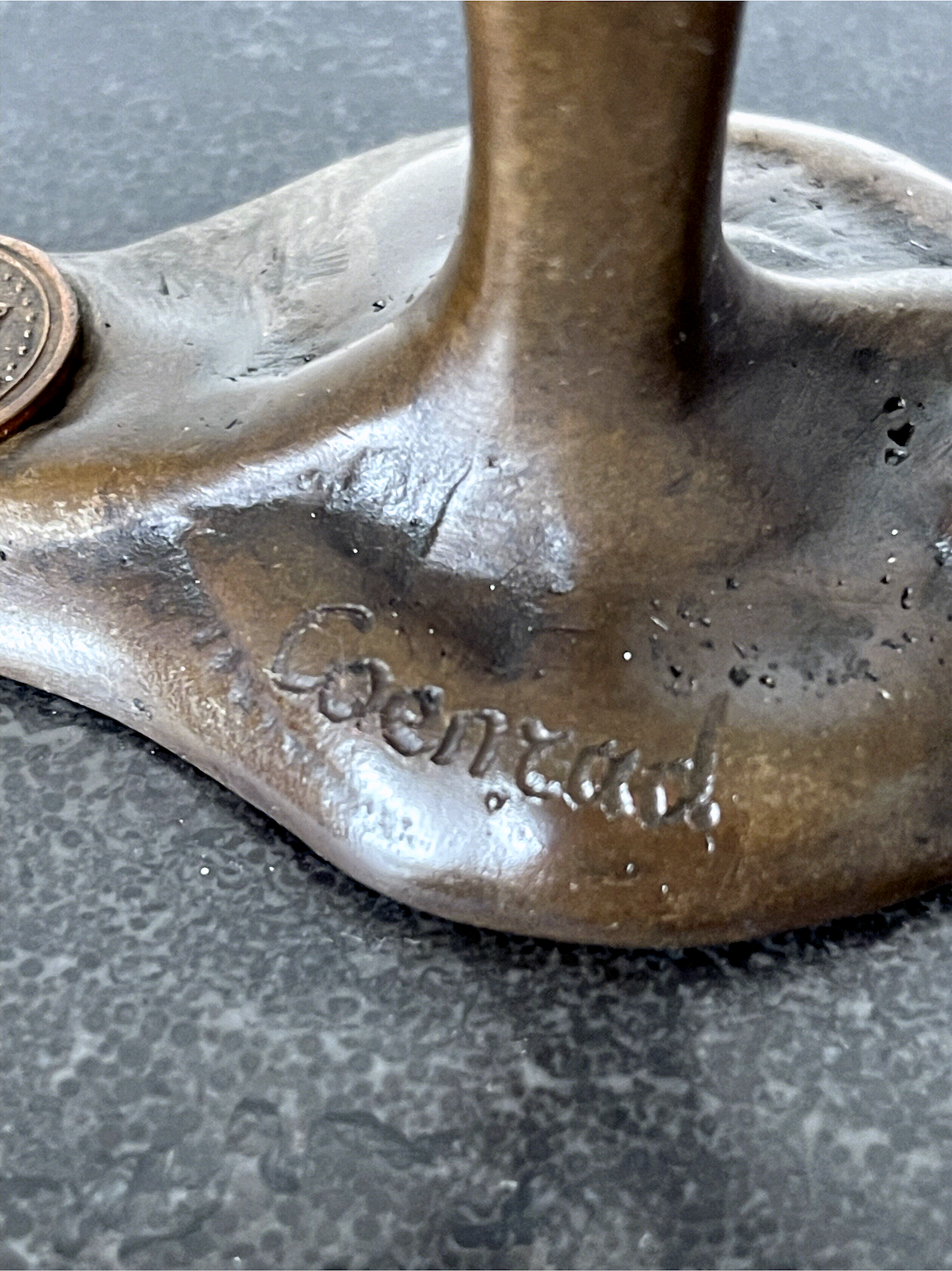 Sculpture de cerf Art Déco en bronze patiné signé Coenrad sur socle effet marbre - 40 cm