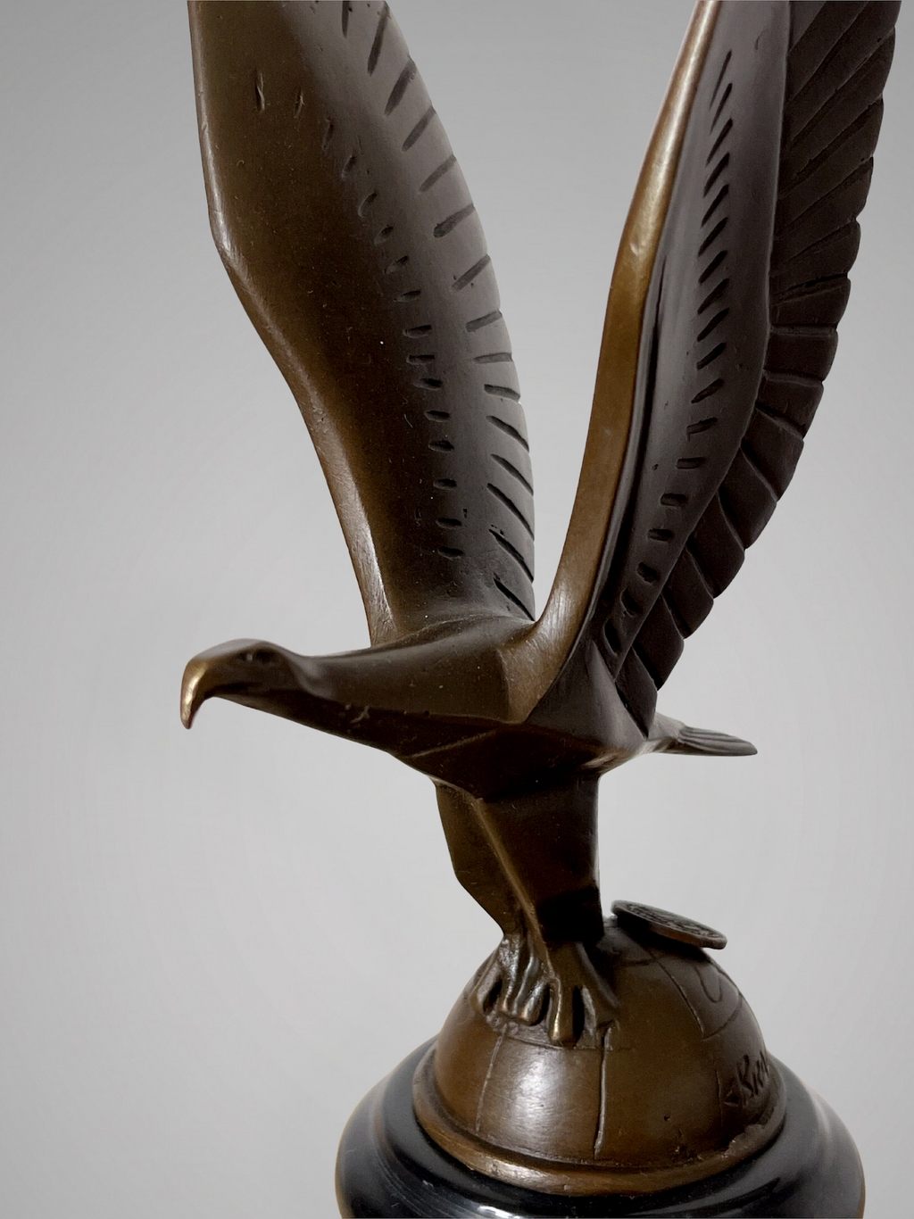 Sculpture d’aigle moderniste en bronze patiné signée C. Brau – socle noir – style Art Déco