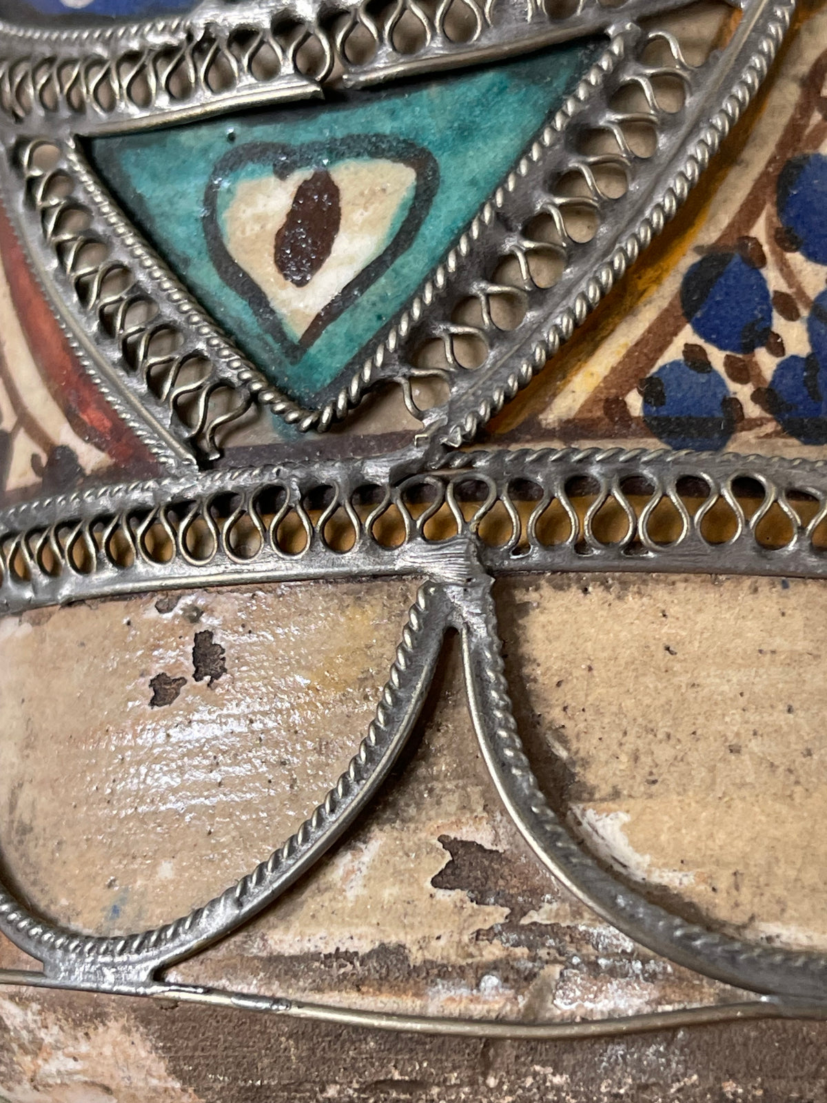 Grande potiche marocaine en céramique et métal – 38 cm