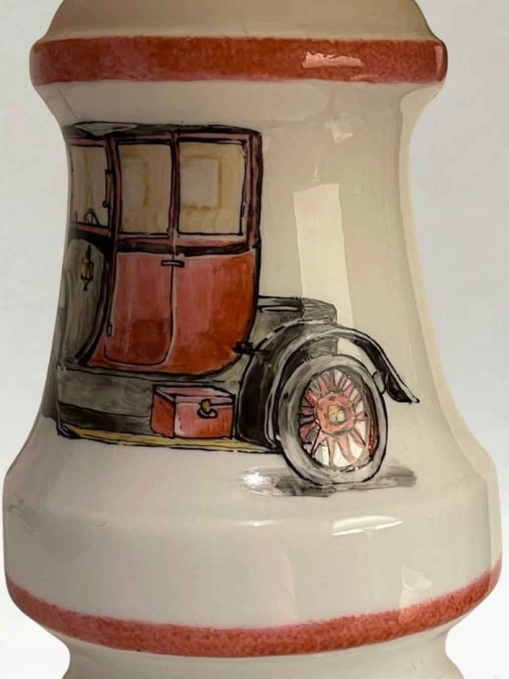Lampe en porcelaine de Limoges peinte à la main – Décor automobile ancien – 40cm