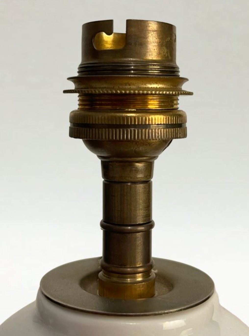 Lampe en porcelaine de Limoges peinte à la main – Décor automobile ancien – 40cm