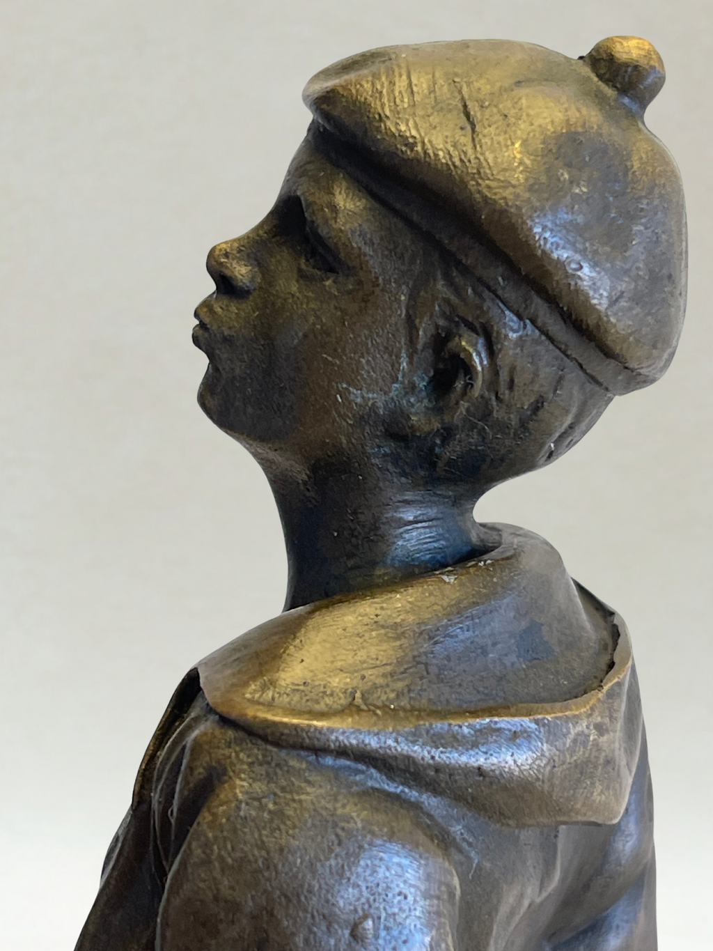 Bronzeskulptur – Pfeifender Schiffsjunge – Signiert V. Szczeblewski – 21cm
