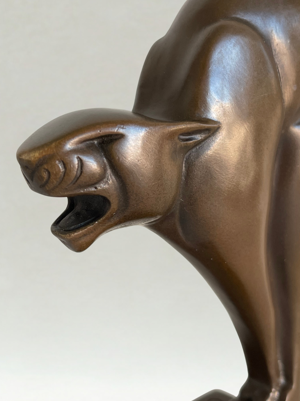 Art-Déco-Bronze-Panther – signiert C. V. D. Hoef – 26 cm