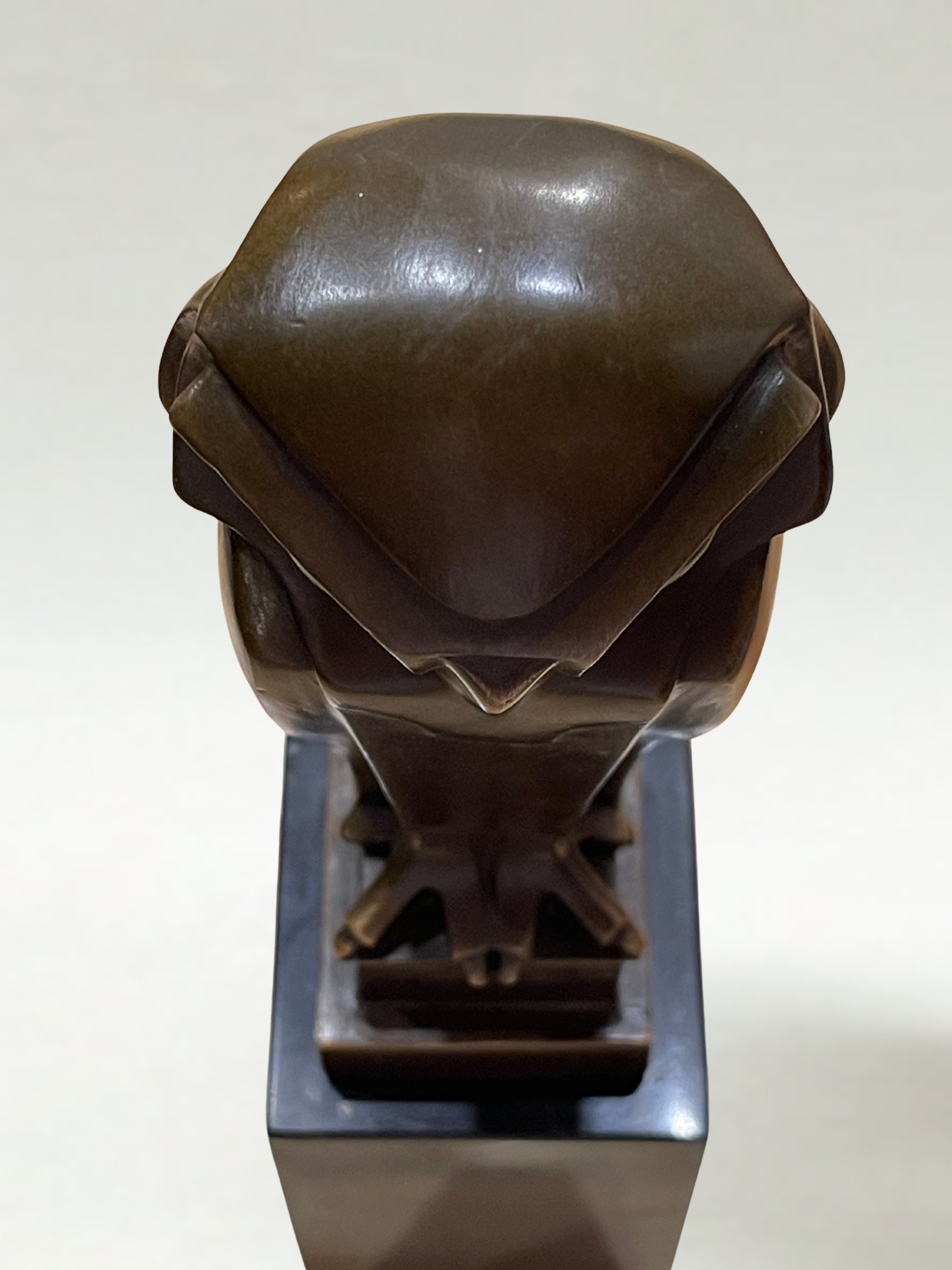 Bronzeplastik, signiert Coenrad – stilisierte Eule – Marmorsockel – 32cm