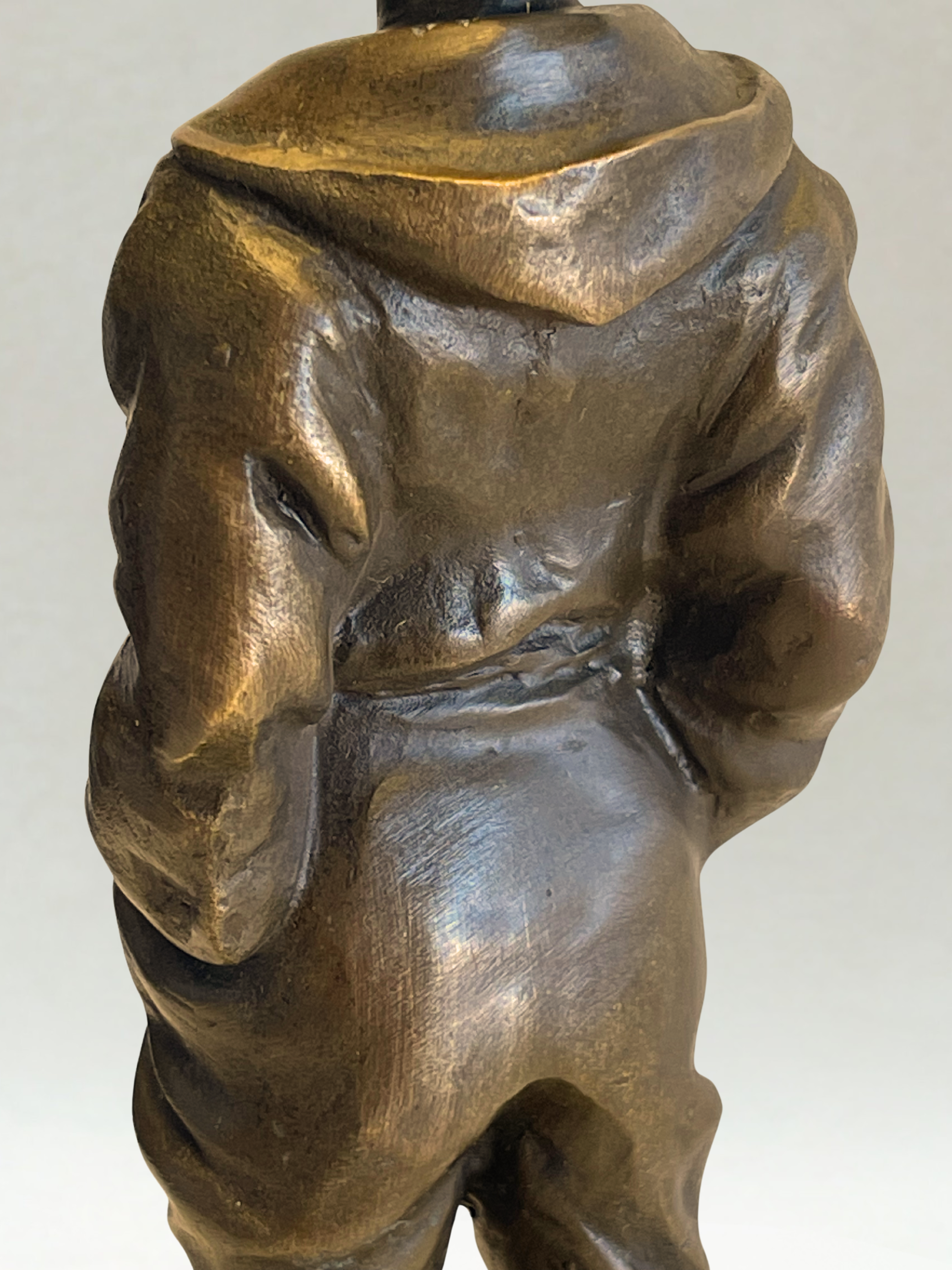 Bronzeskulptur – Pfeifender Schiffsjunge – Signiert V. Szczeblewski – 21cm