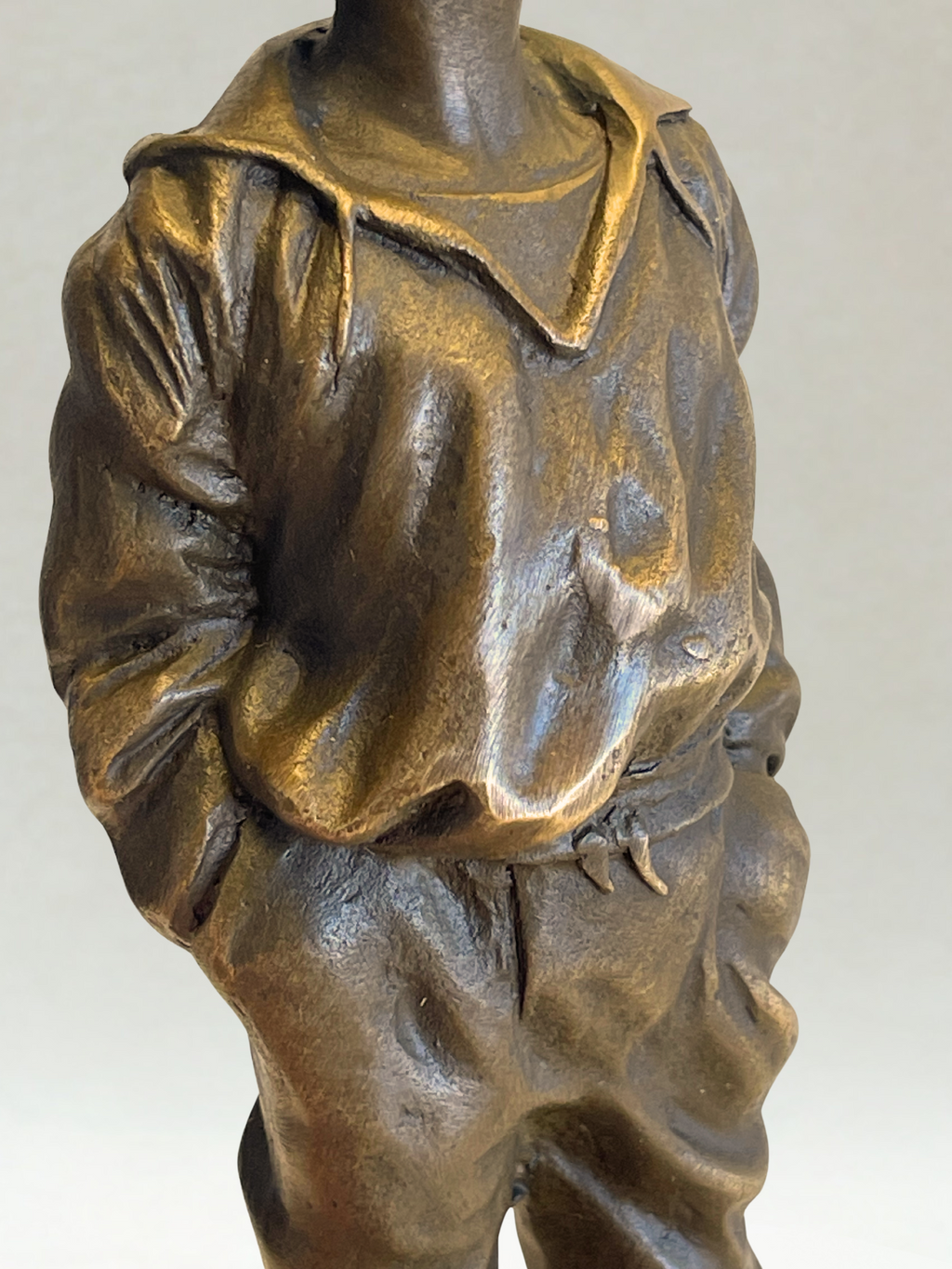 Bronzeskulptur – Pfeifender Schiffsjunge – Signiert V. Szczeblewski – 21cm