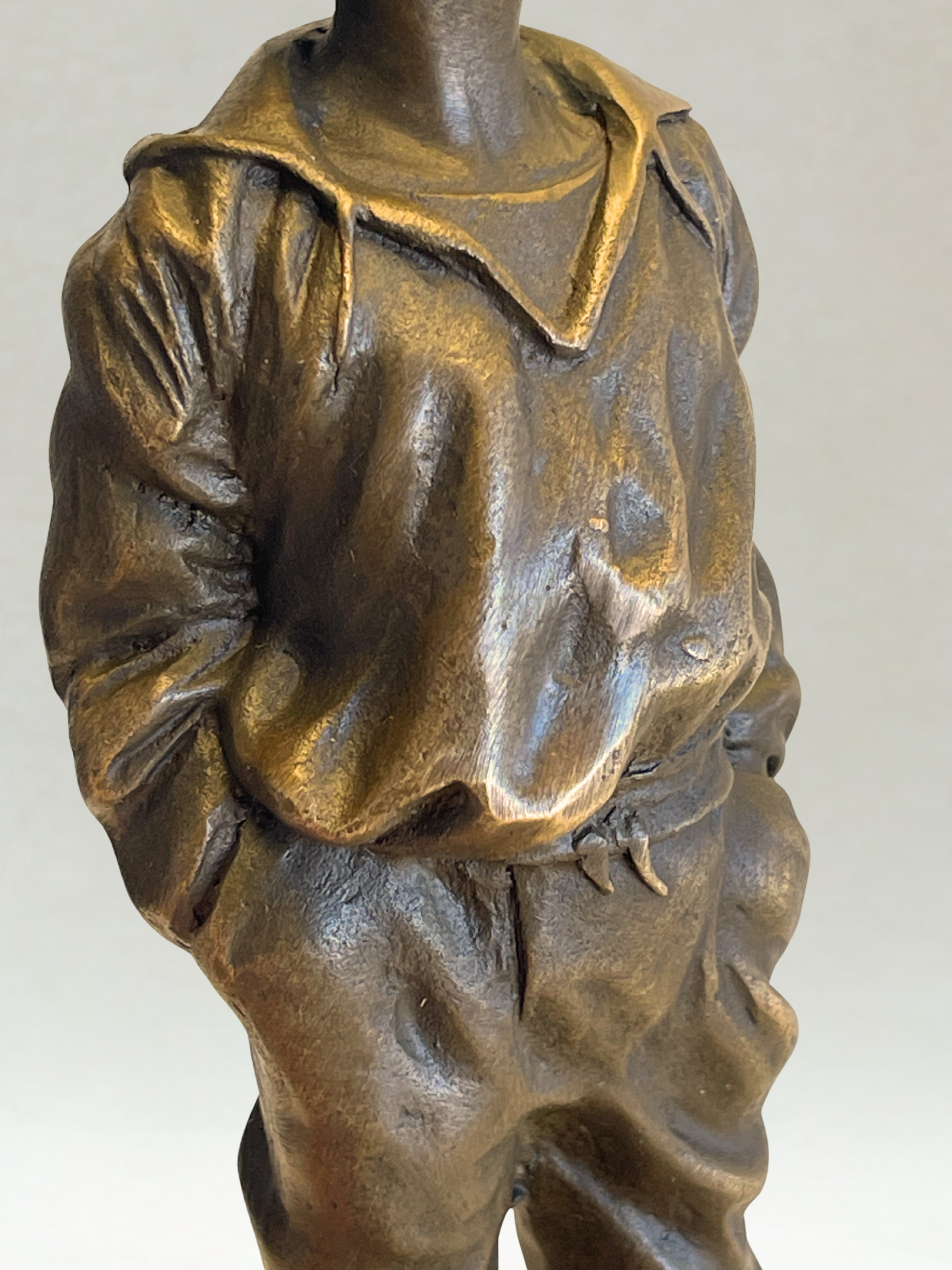 Bronzeskulptur – Pfeifender Schiffsjunge – Signiert V. Szczeblewski – 21cm