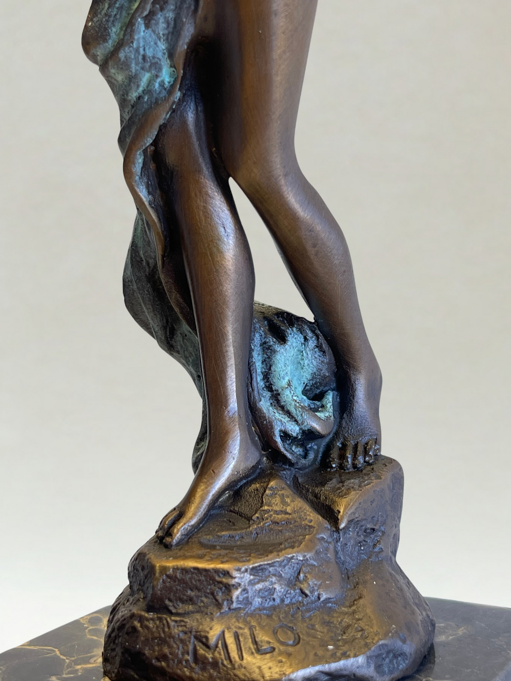 Art Deco polychrome bronze sculpture – Woman with drapery – Signed MILO - 36cm