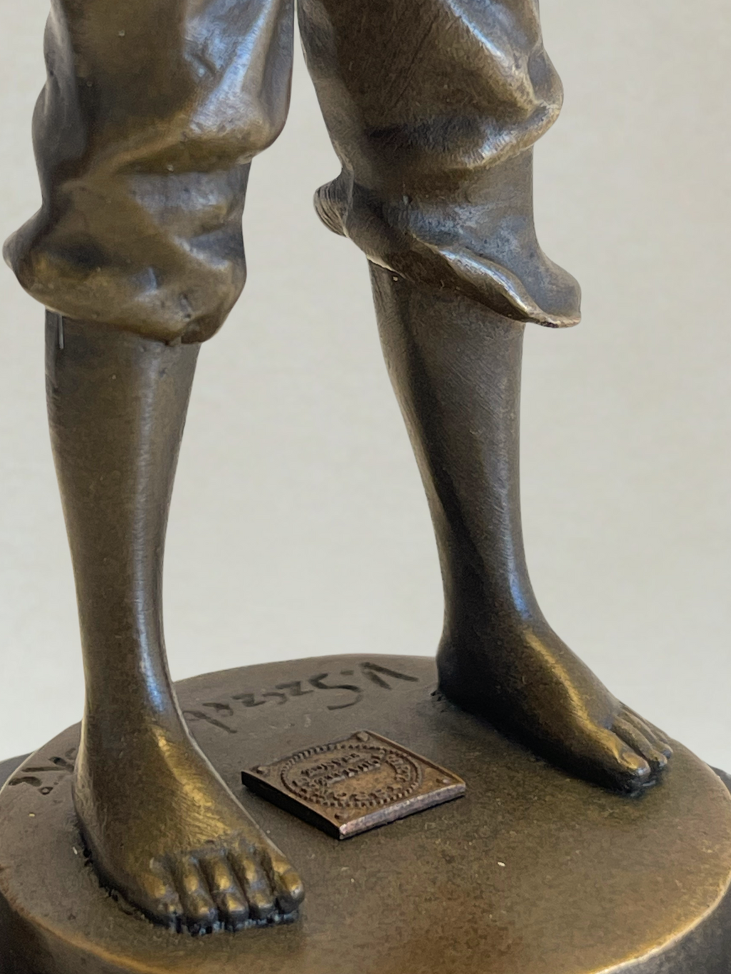 Bronzeskulptur – Pfeifender Schiffsjunge – Signiert V. Szczeblewski – 21cm