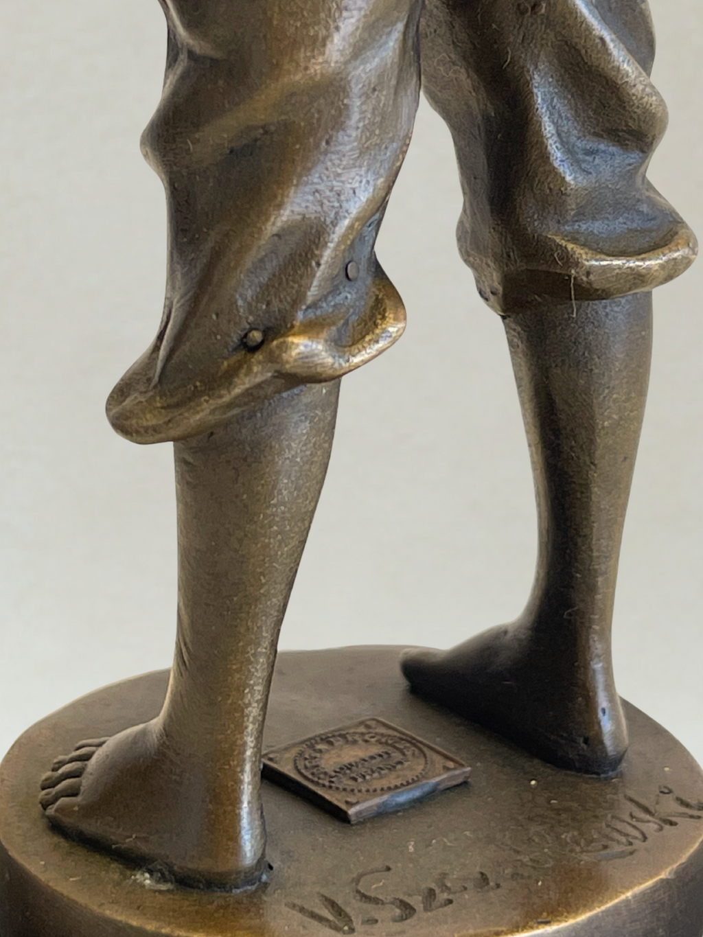 Bronzeskulptur – Pfeifender Schiffsjunge – Signiert V. Szczeblewski – 21cm