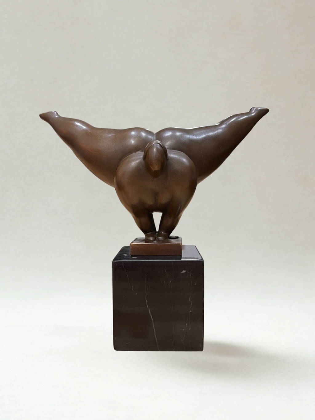 Bronze-Art-déco-Skulptur – stilisierte Frauenfigur im Gleichgewicht – signiert – 22 cm