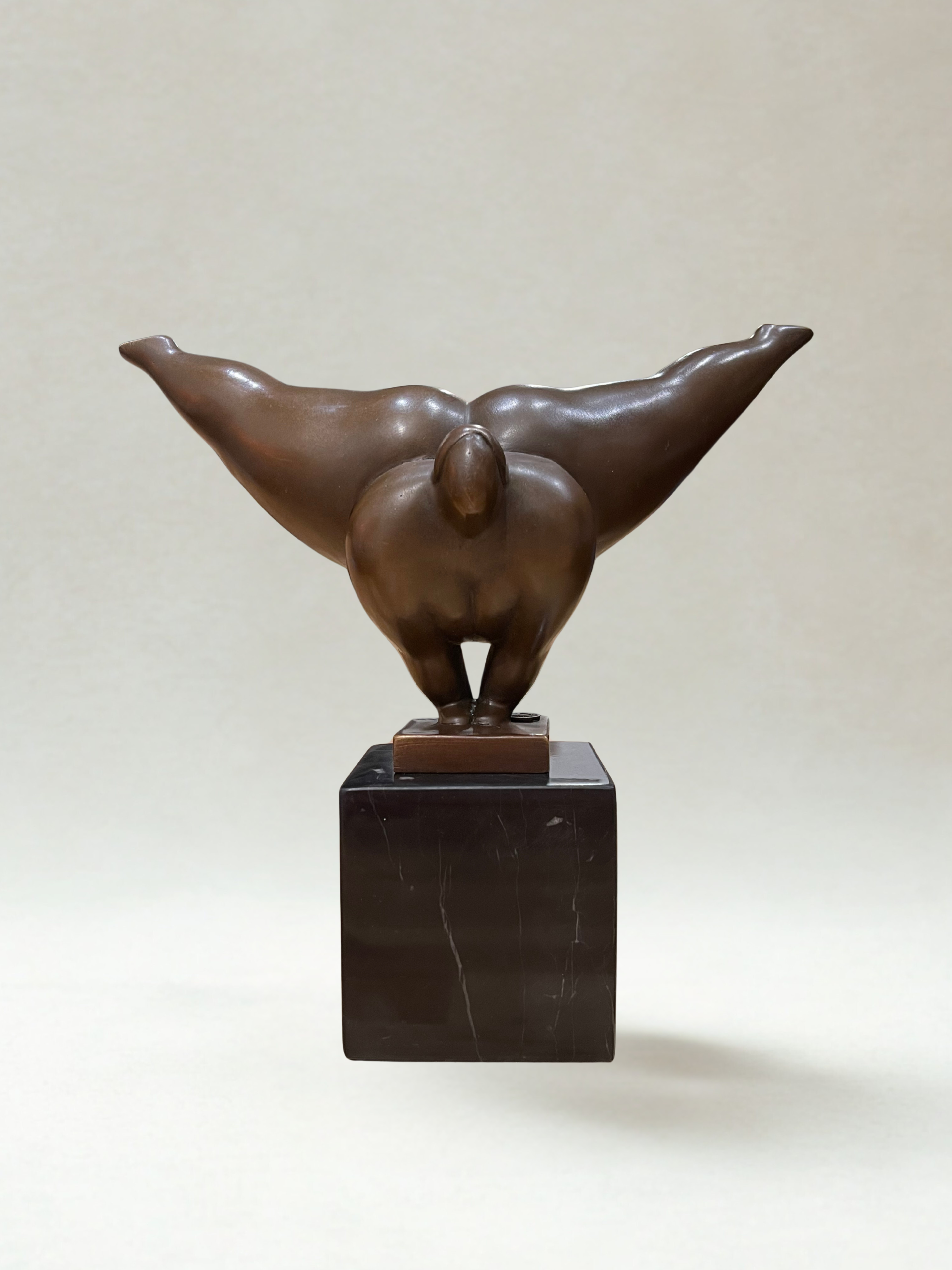 Modernist bronze sculpture – Stylized female figure in balance – Signed - 22cm