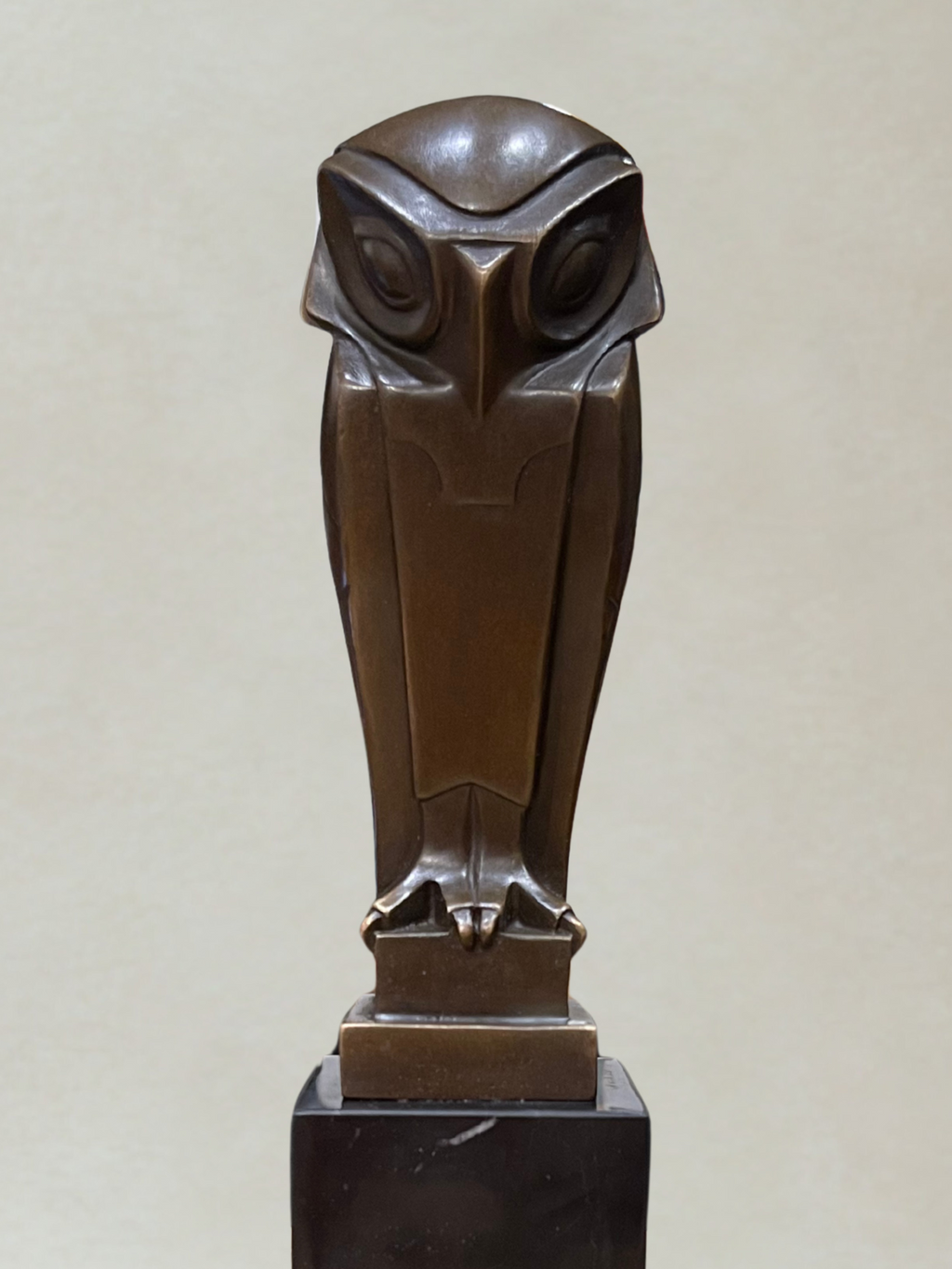 Bronzeplastik, signiert Coenrad – stilisierte Eule – Marmorsockel – 32cm