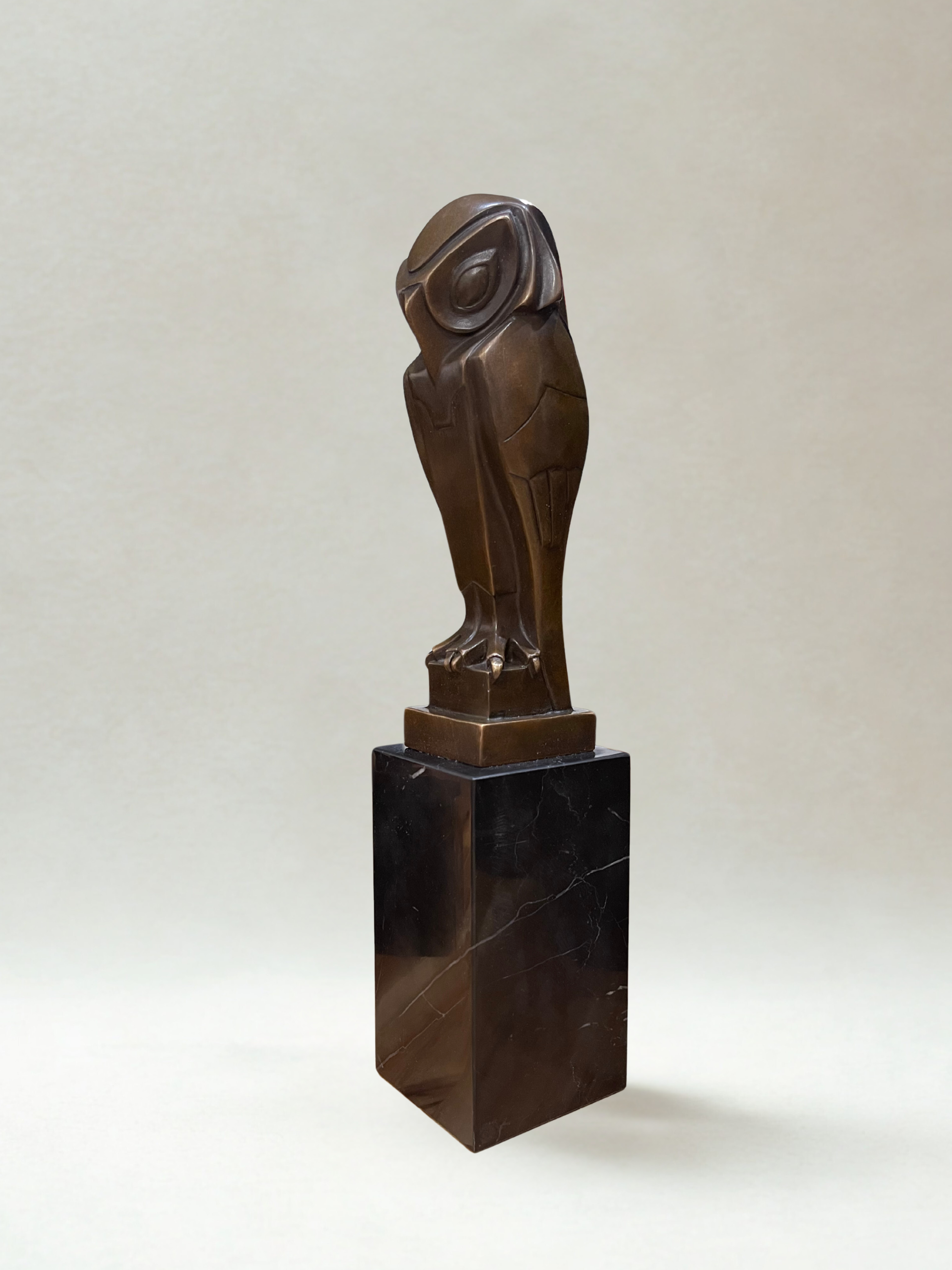 Bronze sculpture signed Coenrad – Stylized owl – Marble base – 32cm
