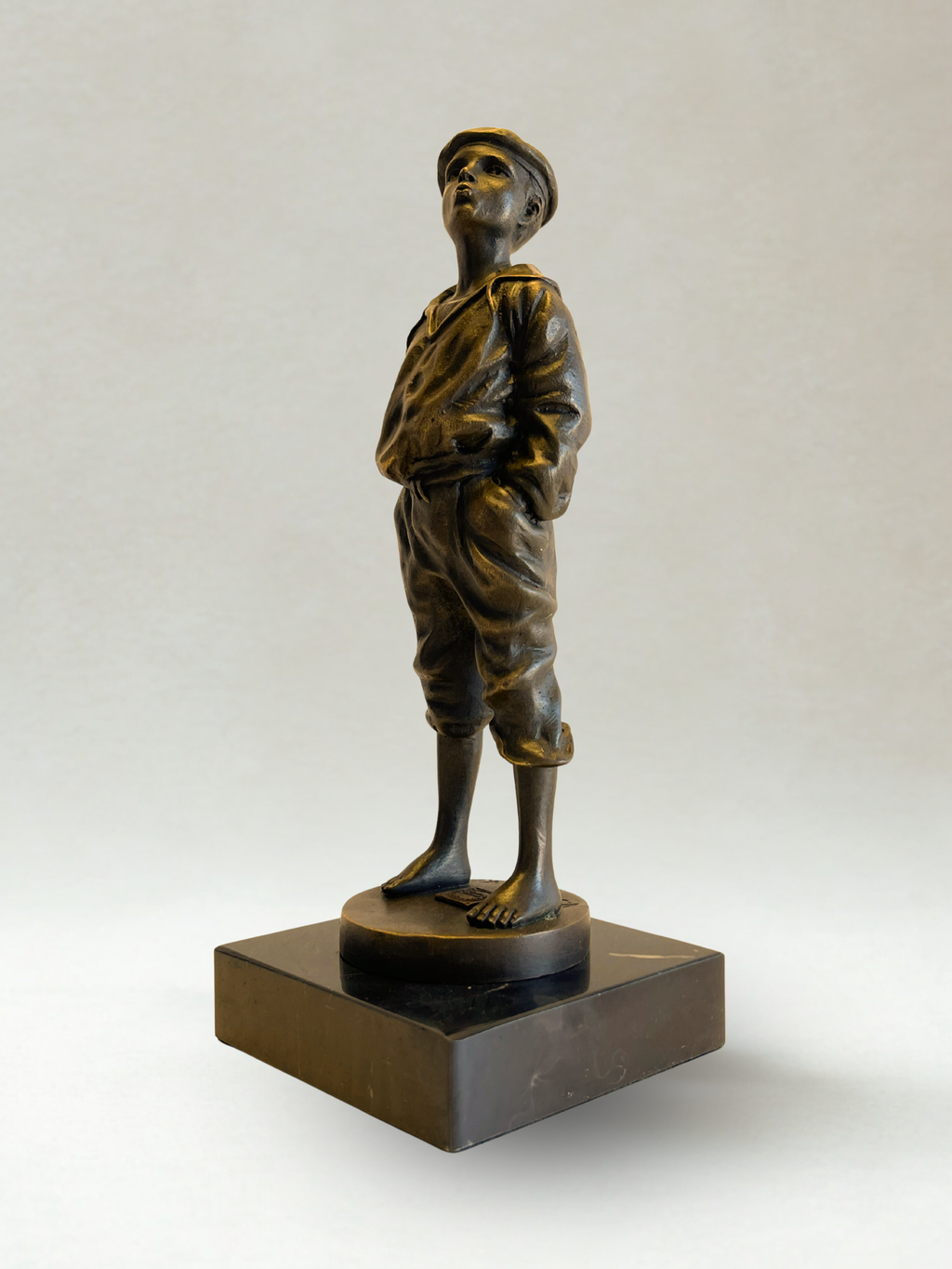 Bronzeskulptur – Pfeifender Schiffsjunge – Signiert V. Szczeblewski – 21cm