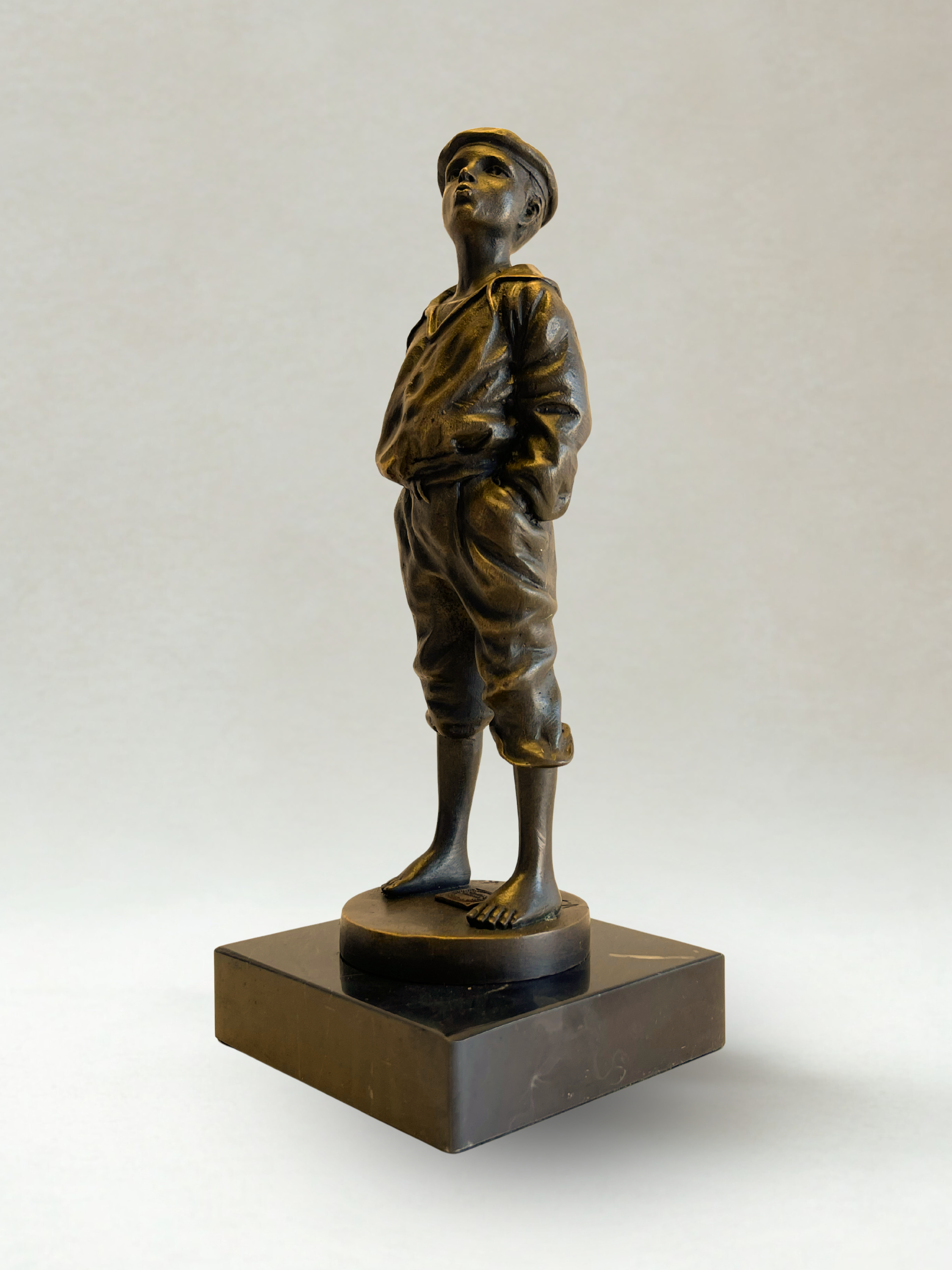 Bronzeskulptur – Pfeifender Schiffsjunge – Signiert V. Szczeblewski – 21cm