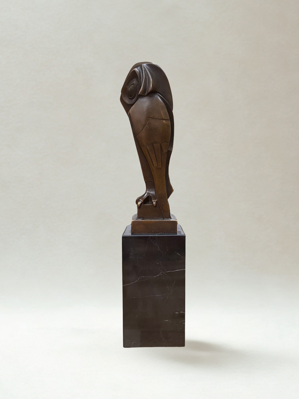 Bronzeplastik, signiert Coenrad – stilisierte Eule – Marmorsockel – 32cm