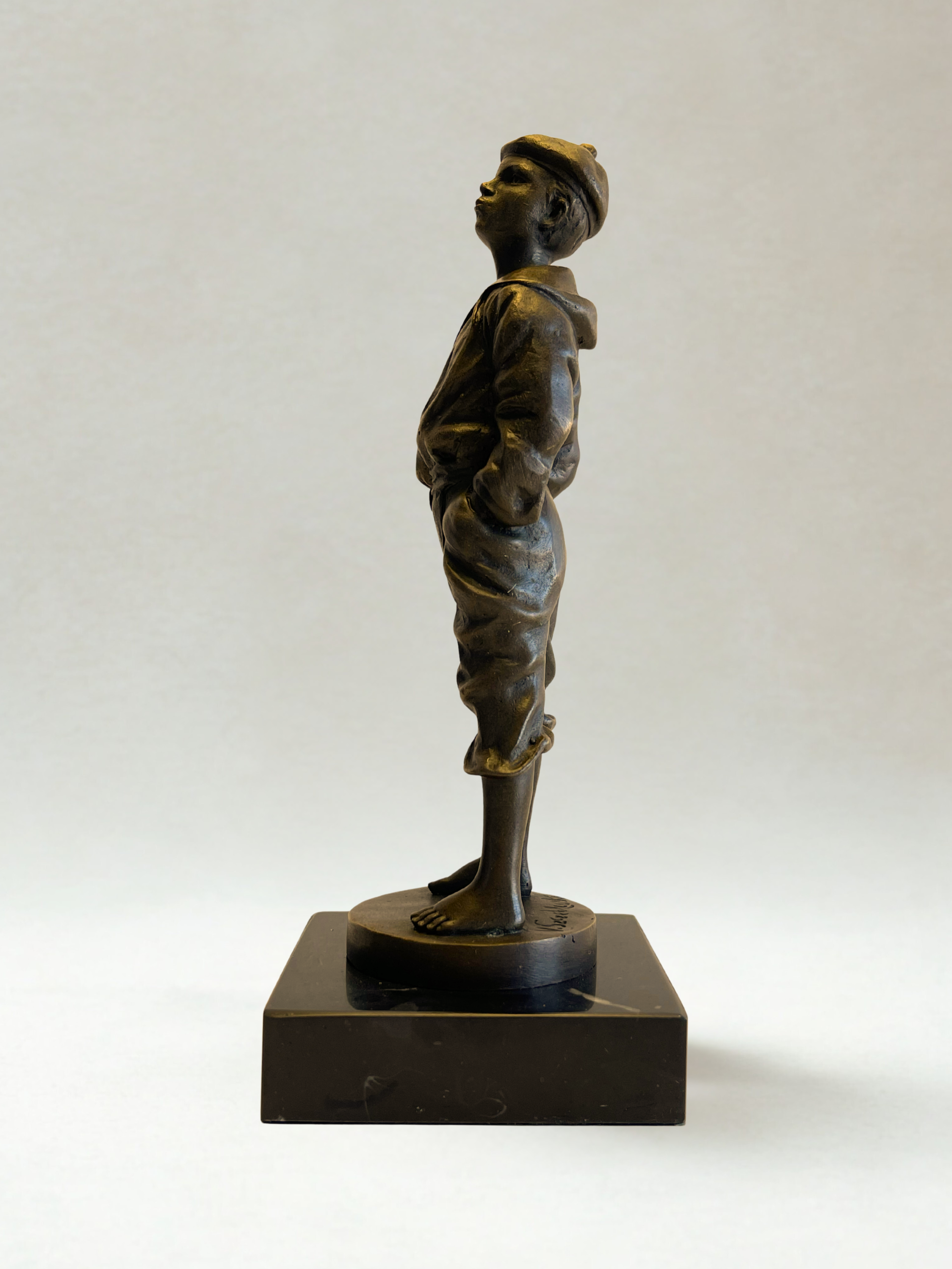 Bronzeskulptur – Pfeifender Schiffsjunge – Signiert V. Szczeblewski – 21cm
