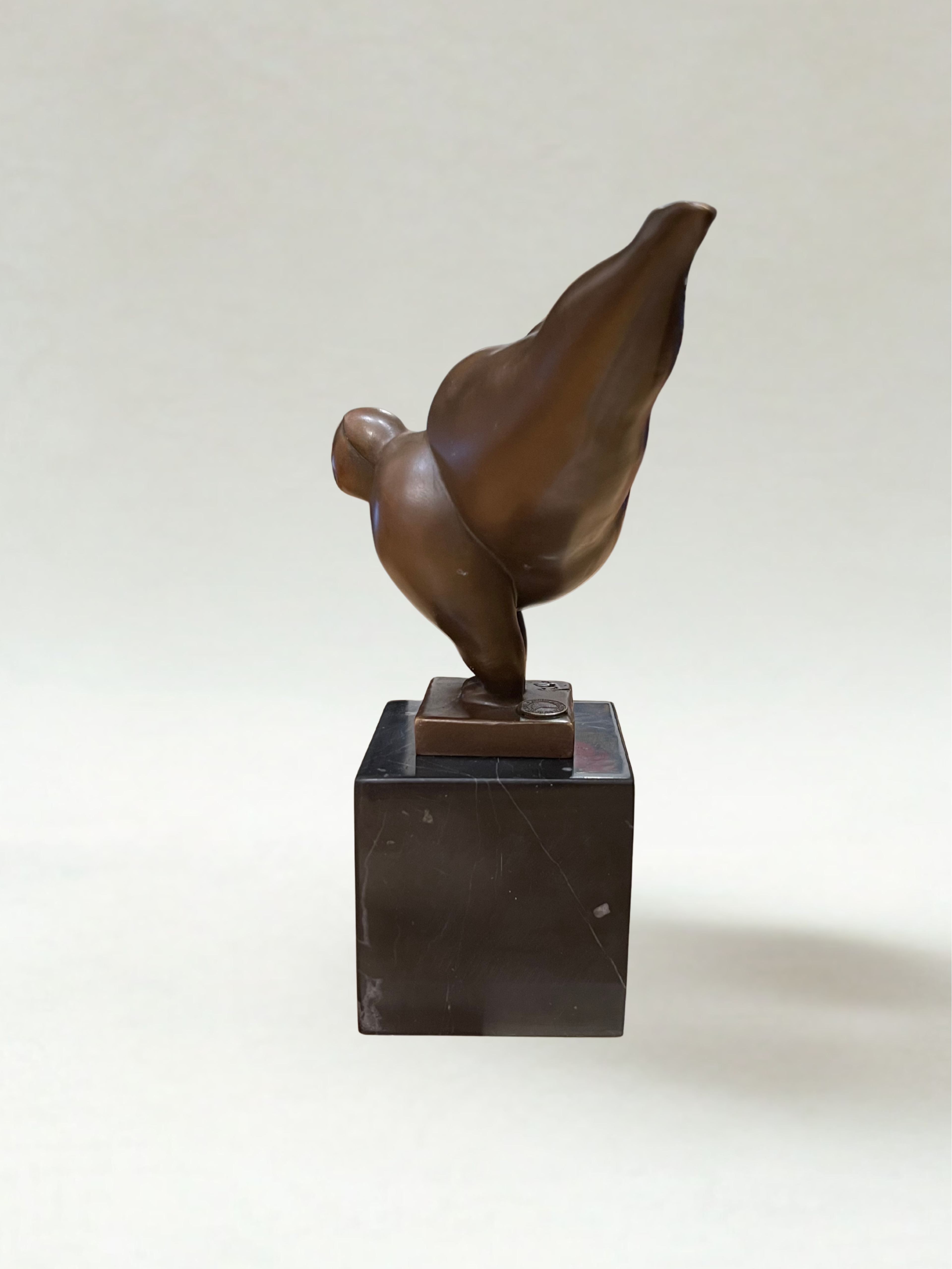 Modernist bronze sculpture – Stylized female figure in balance – Signed - 22cm