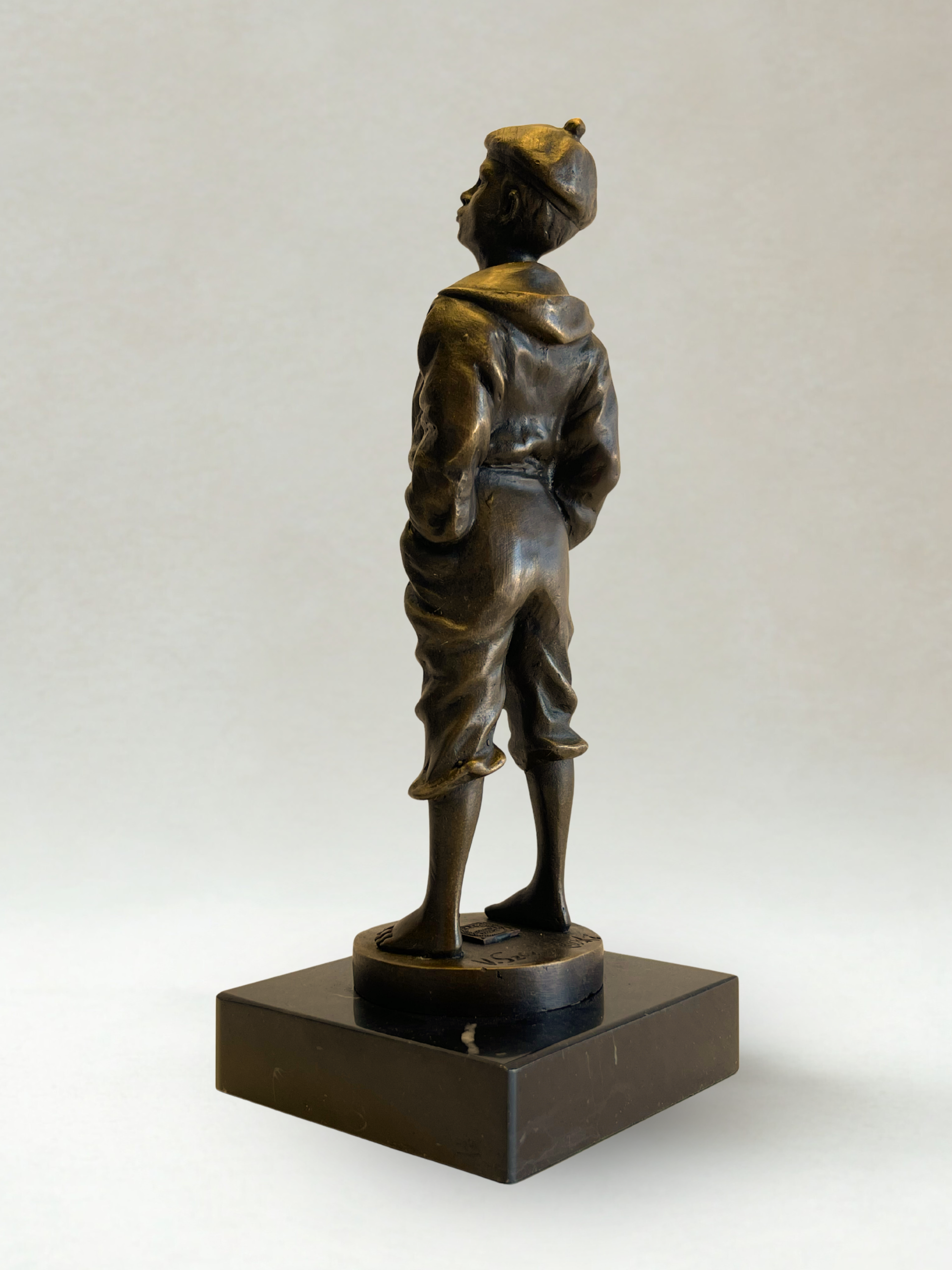 Bronzeskulptur – Pfeifender Schiffsjunge – Signiert V. Szczeblewski – 21cm