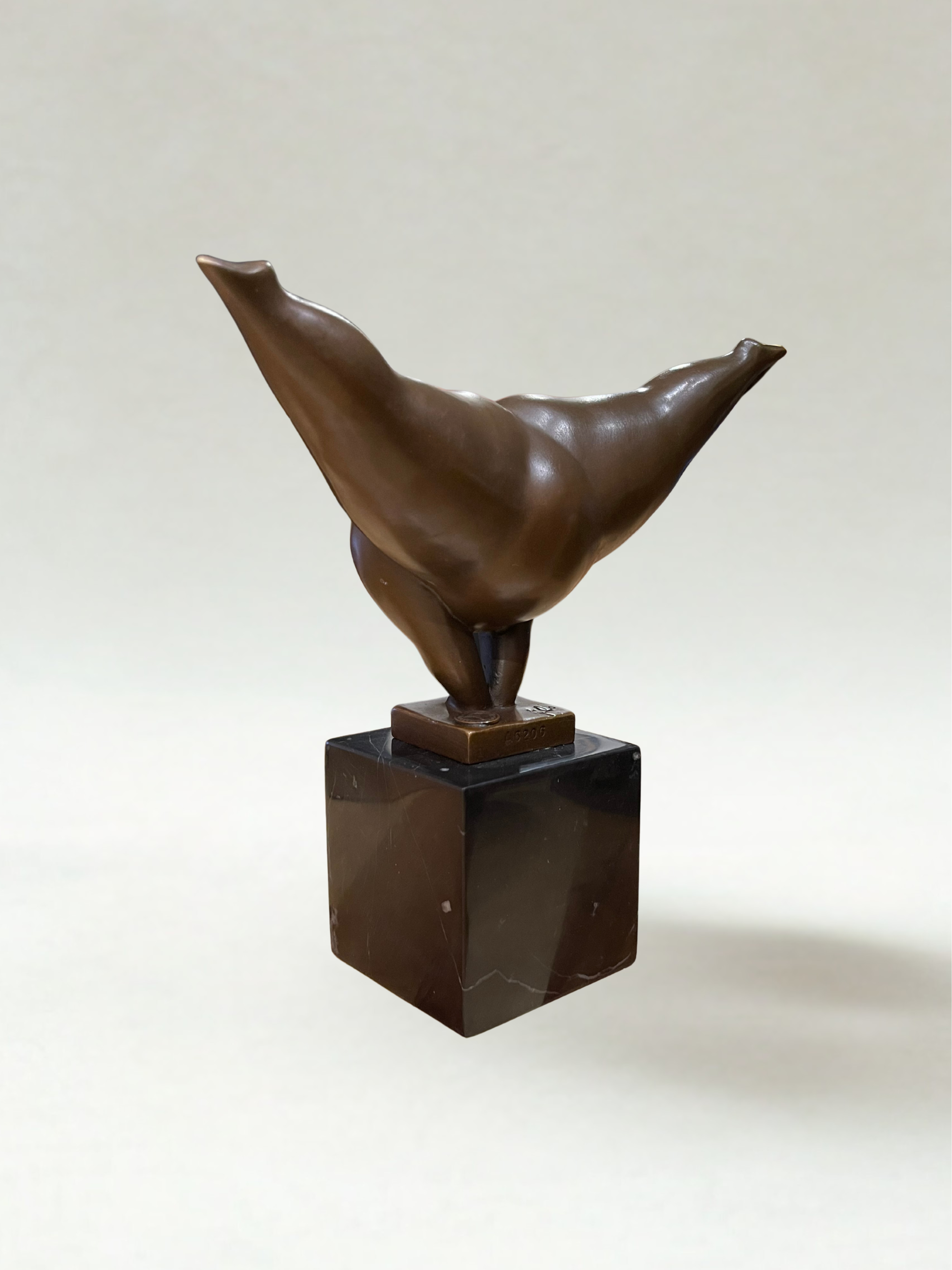 Modernist bronze sculpture – Stylized female figure in balance – Signed - 22cm