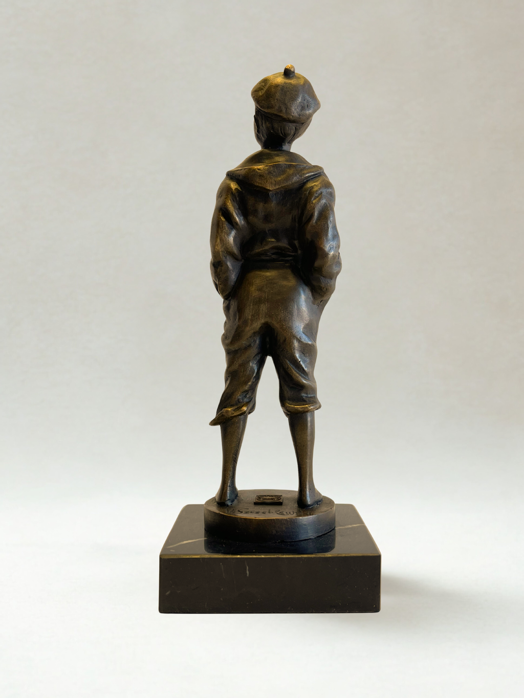 Bronzeskulptur – Pfeifender Schiffsjunge – Signiert V. Szczeblewski – 21cm