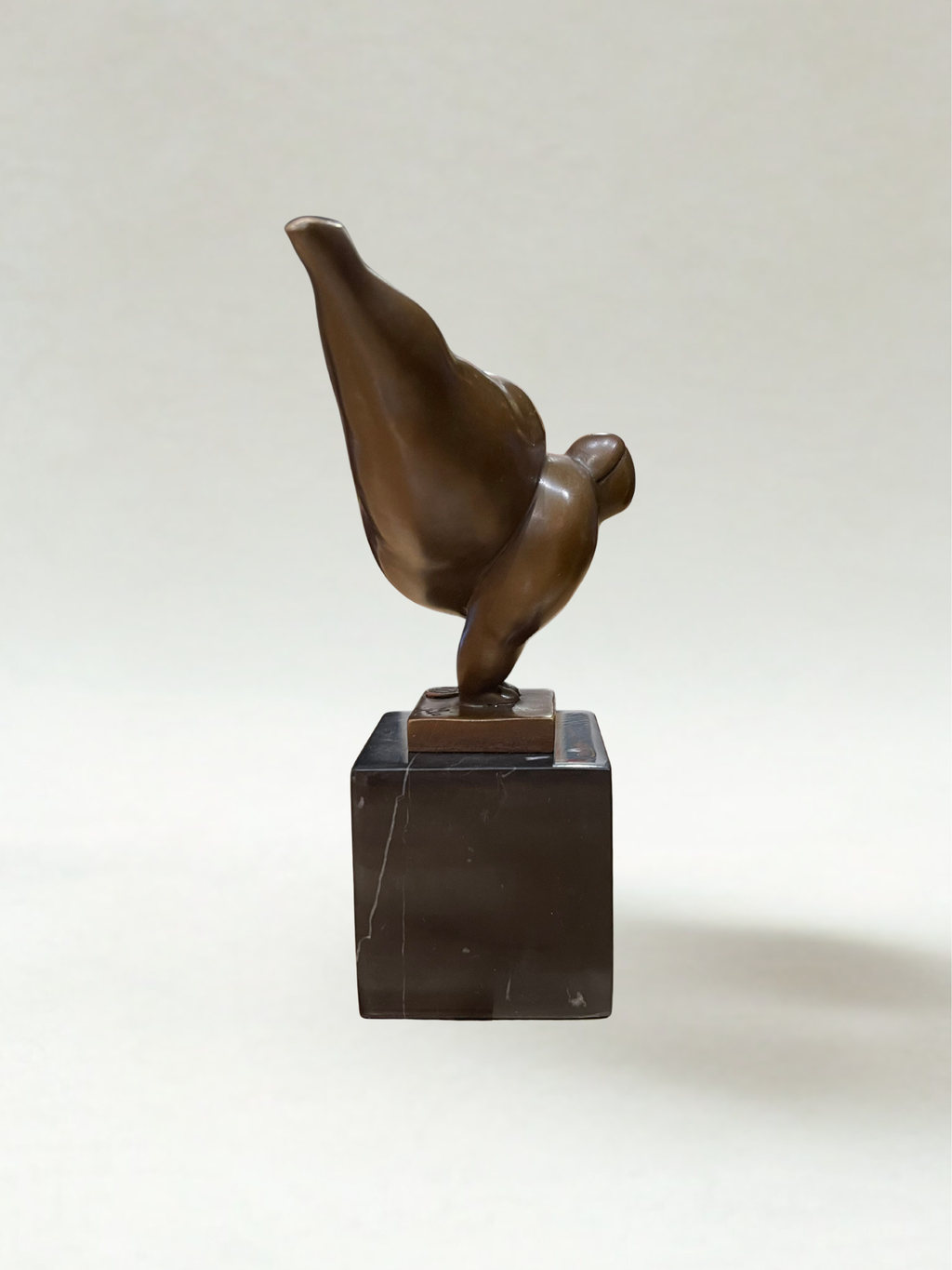 Bronze-Art-déco-Skulptur – stilisierte Frauenfigur im Gleichgewicht – signiert – 22 cm