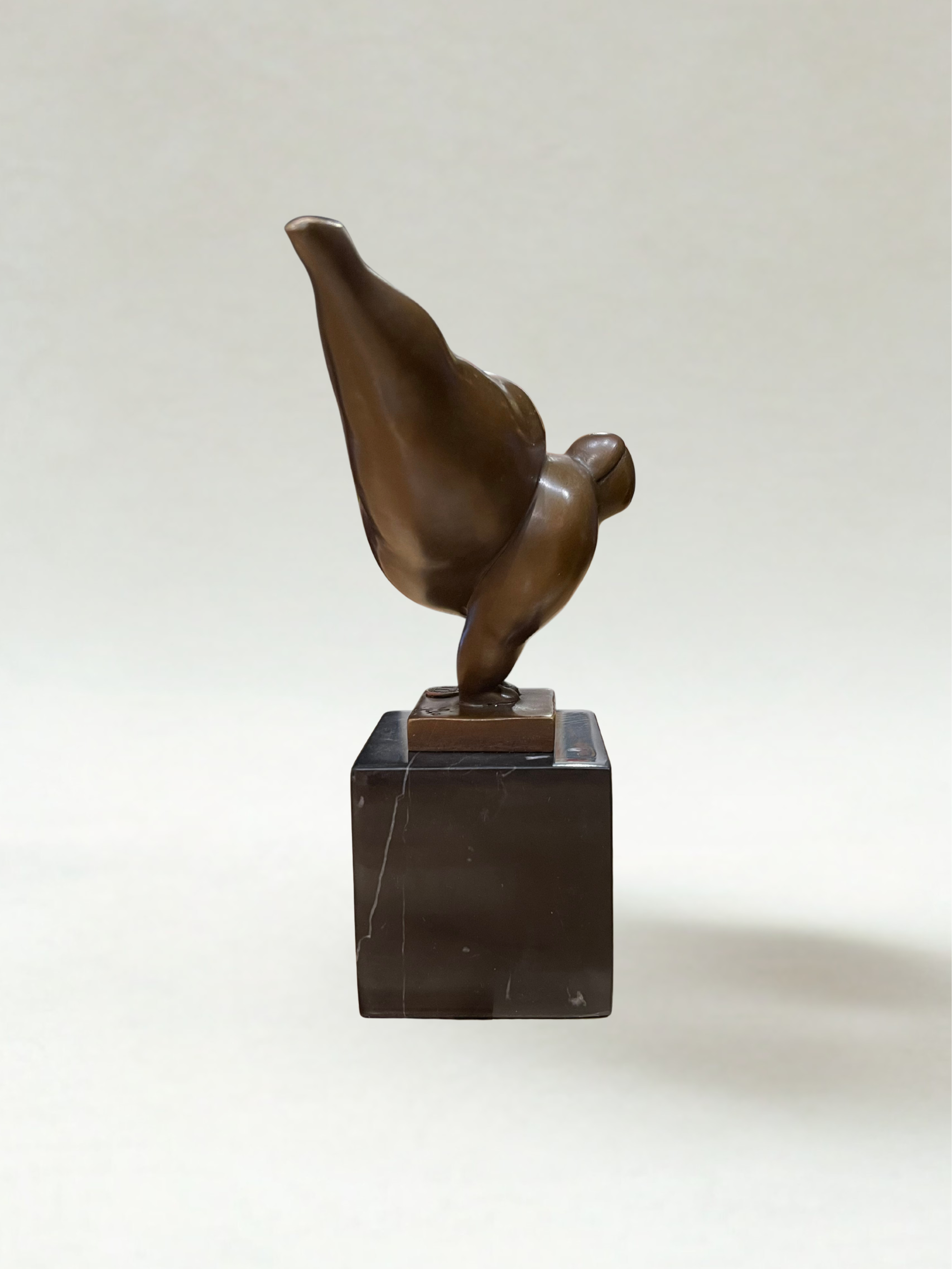 Modernist bronze sculpture – Stylized female figure in balance – Signed - 22cm