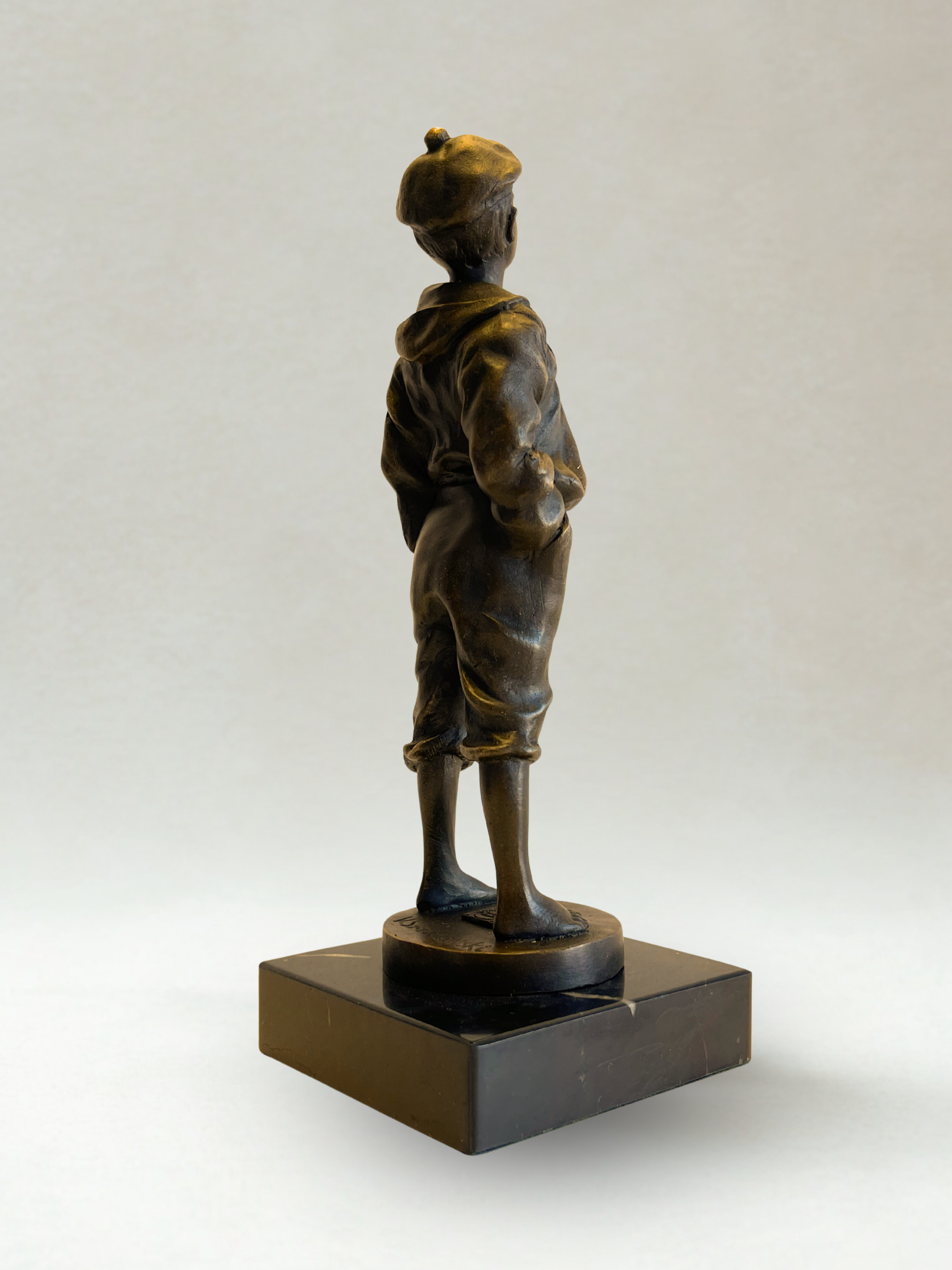 Bronzeskulptur – Pfeifender Schiffsjunge – Signiert V. Szczeblewski – 21cm