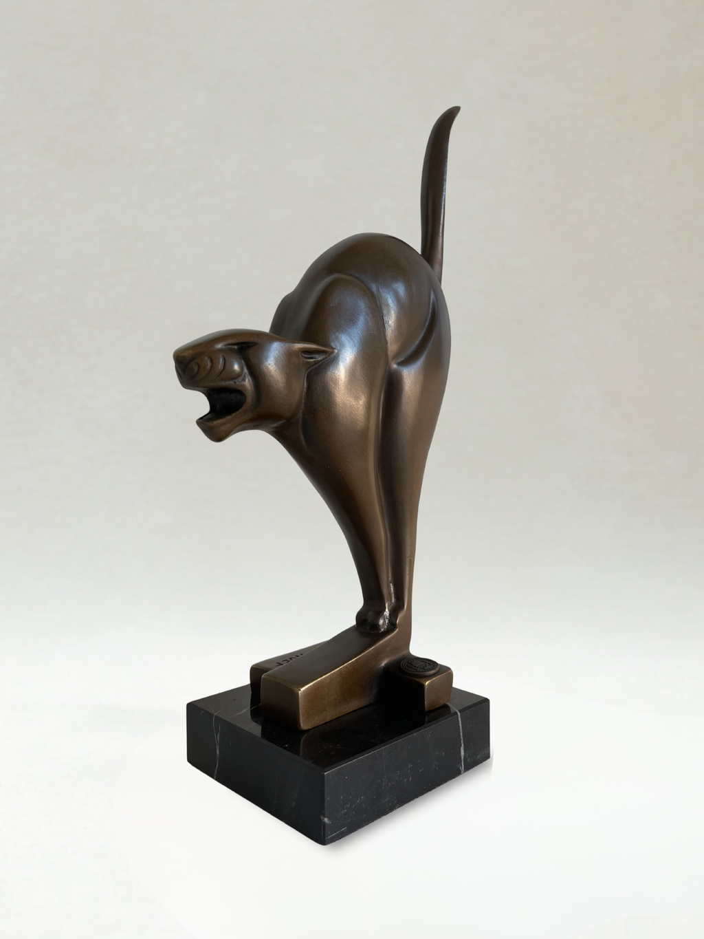 Art-Déco-Bronze-Panther – signiert C. V. D. Hoef – 26 cm