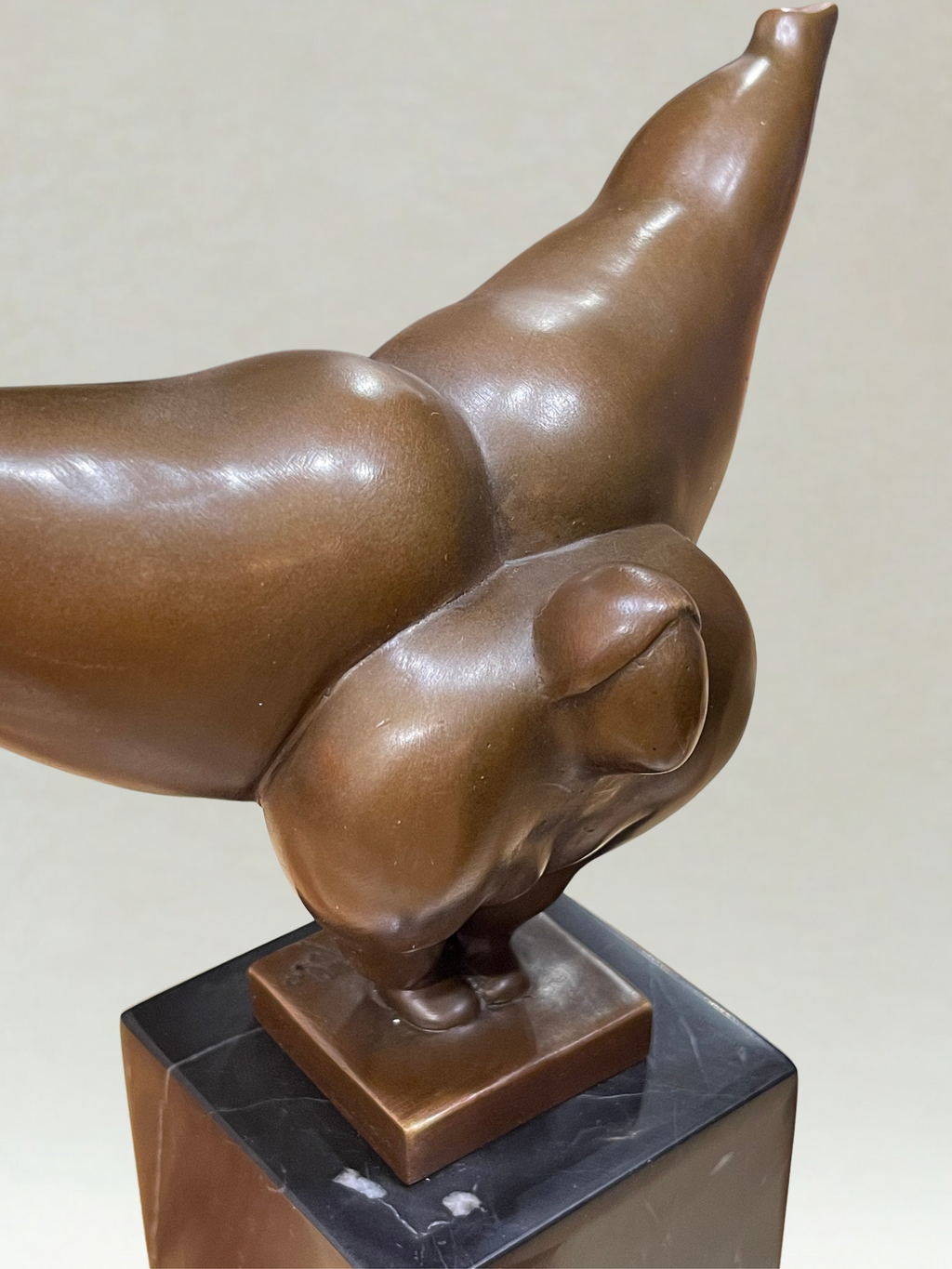 Bronze-Art-déco-Skulptur – stilisierte Frauenfigur im Gleichgewicht – signiert – 22 cm