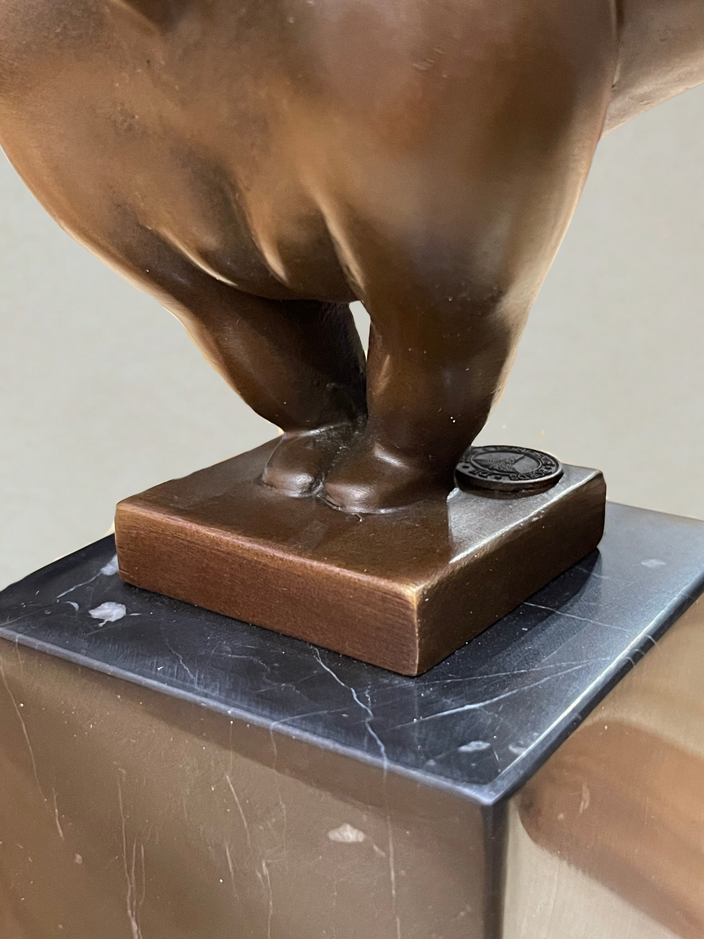 Bronze-Art-déco-Skulptur – stilisierte Frauenfigur im Gleichgewicht – signiert – 22 cm