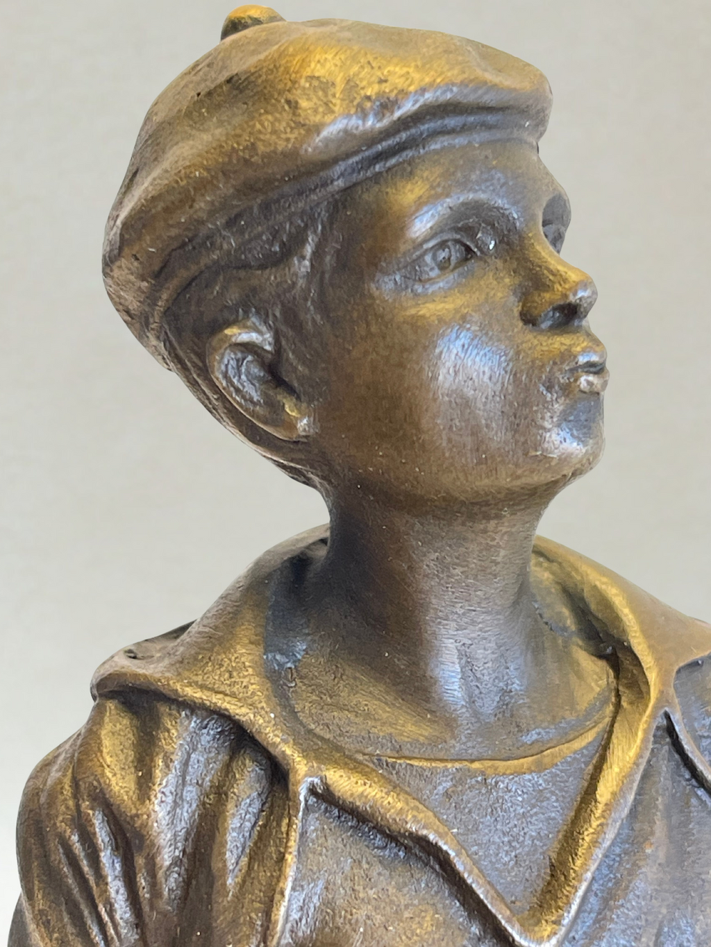 Bronzeskulptur – Pfeifender Schiffsjunge – Signiert V. Szczeblewski – 21cm