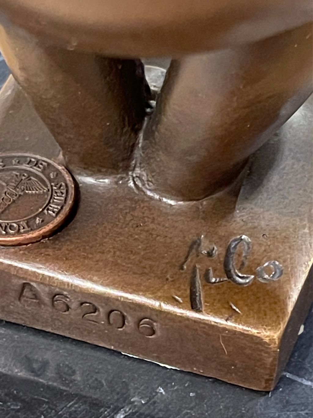 Bronze-Art-déco-Skulptur – stilisierte Frauenfigur im Gleichgewicht – signiert – 22 cm