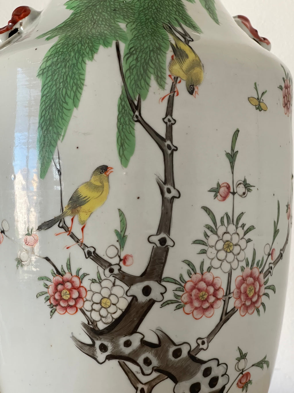 Chine (Période République, c. 1920-1940) — Grand vase balustre en porcelaine Famille Rose à décor Fleurs et Oiseaux (H. 42 cm)