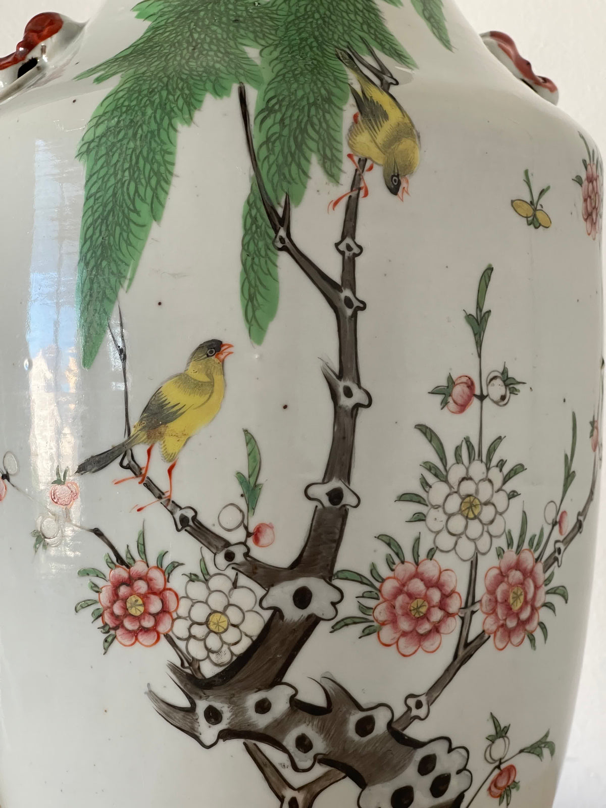 Chine (Période République, c. 1920-1940) — Grand vase balustre en porcelaine Famille Rose à décor Fleurs et Oiseaux (H. 42 cm)