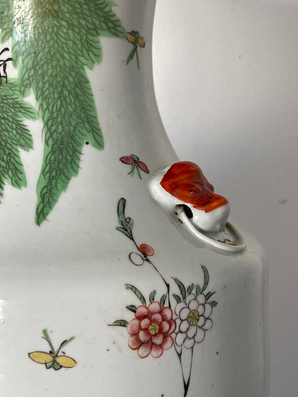 Chine (Période République, c. 1920-1940) — Grand vase balustre en porcelaine Famille Rose à décor Fleurs et Oiseaux (H. 42 cm)