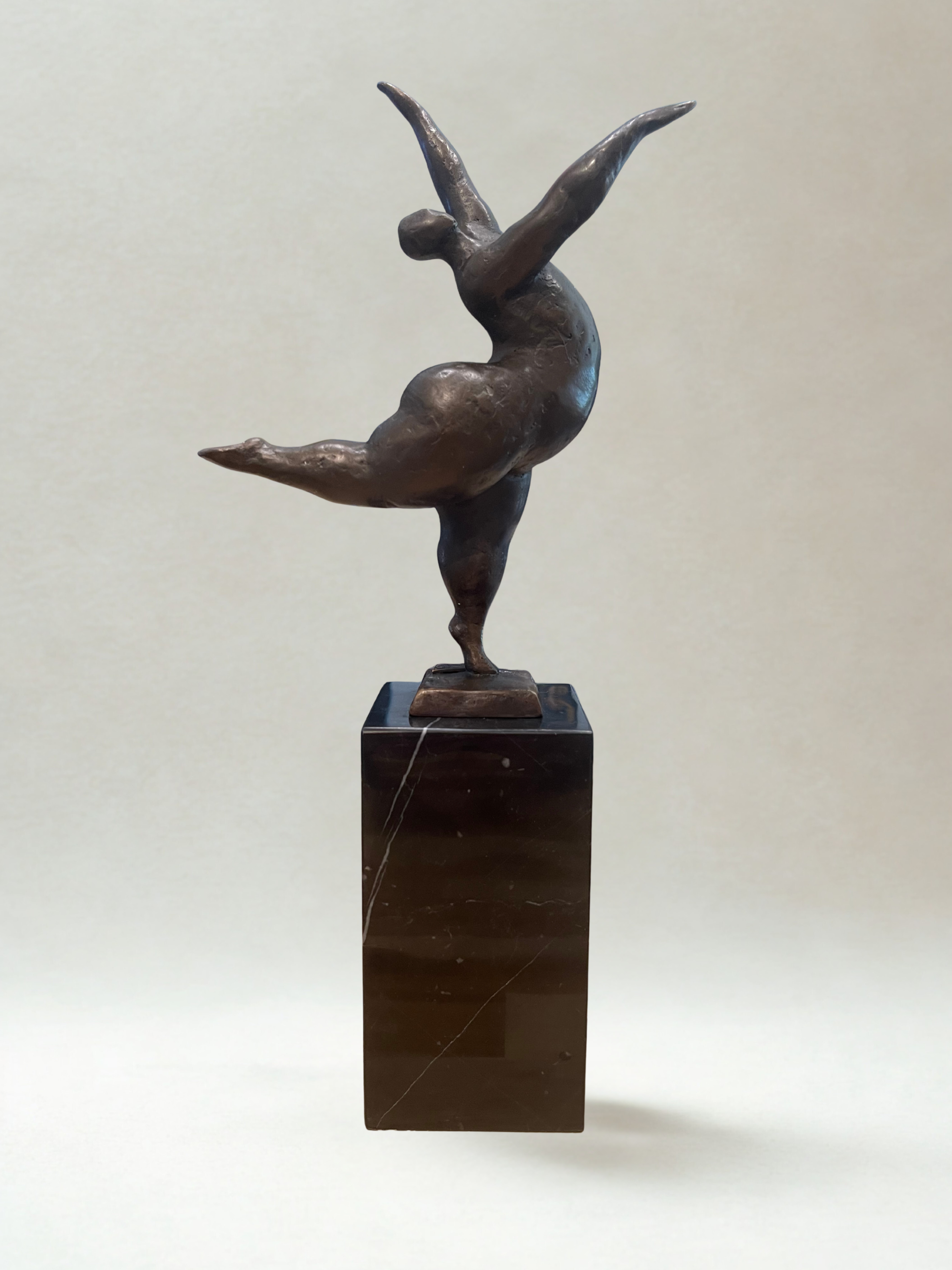 Bronze sculpture after Milo - Dancer – Modern Art – Marble base - 33cm