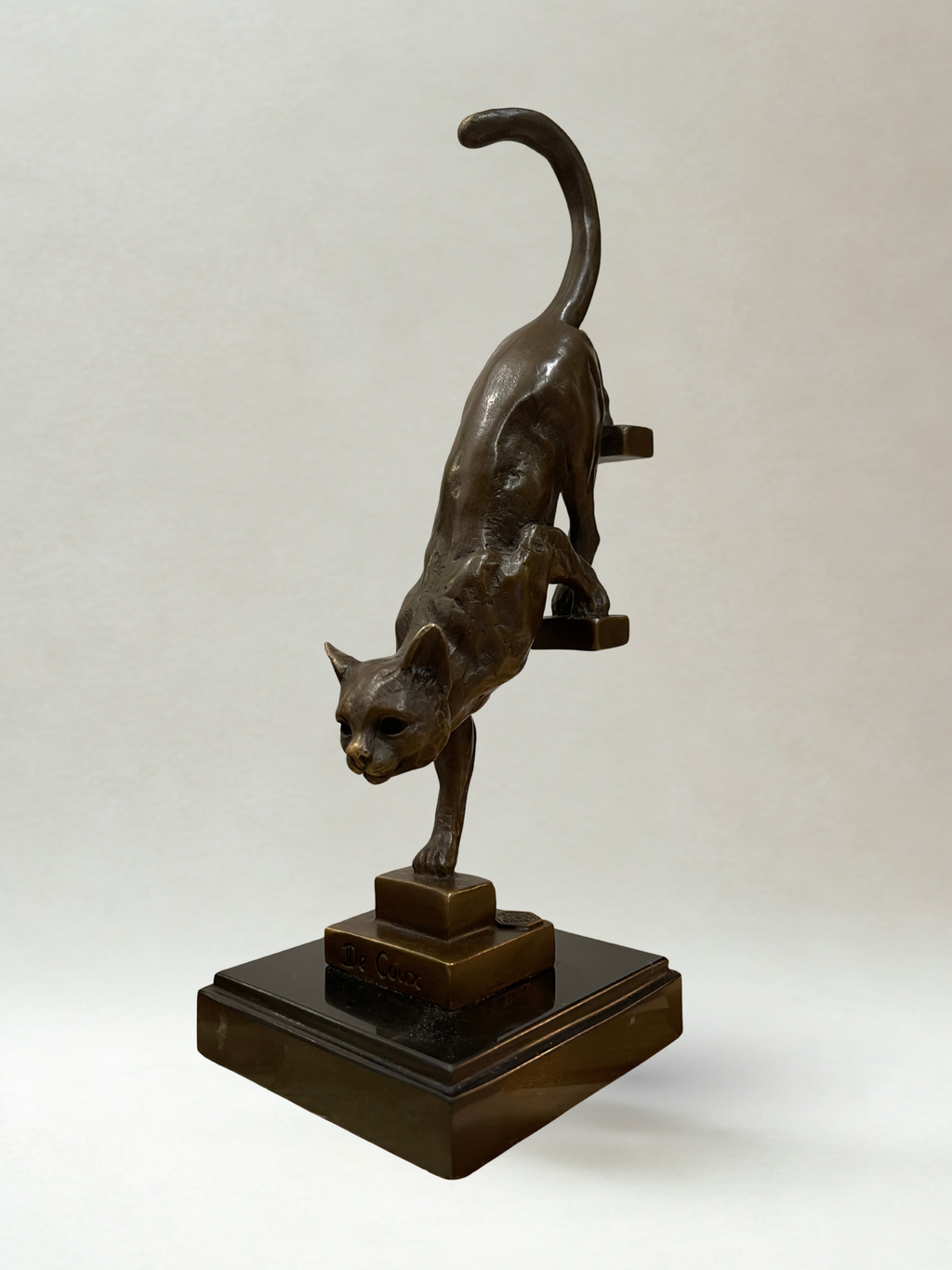 Bronze d’après De Coux – Chat descendant un escalier – Sculpture animalière XXᵉ - 29 cm