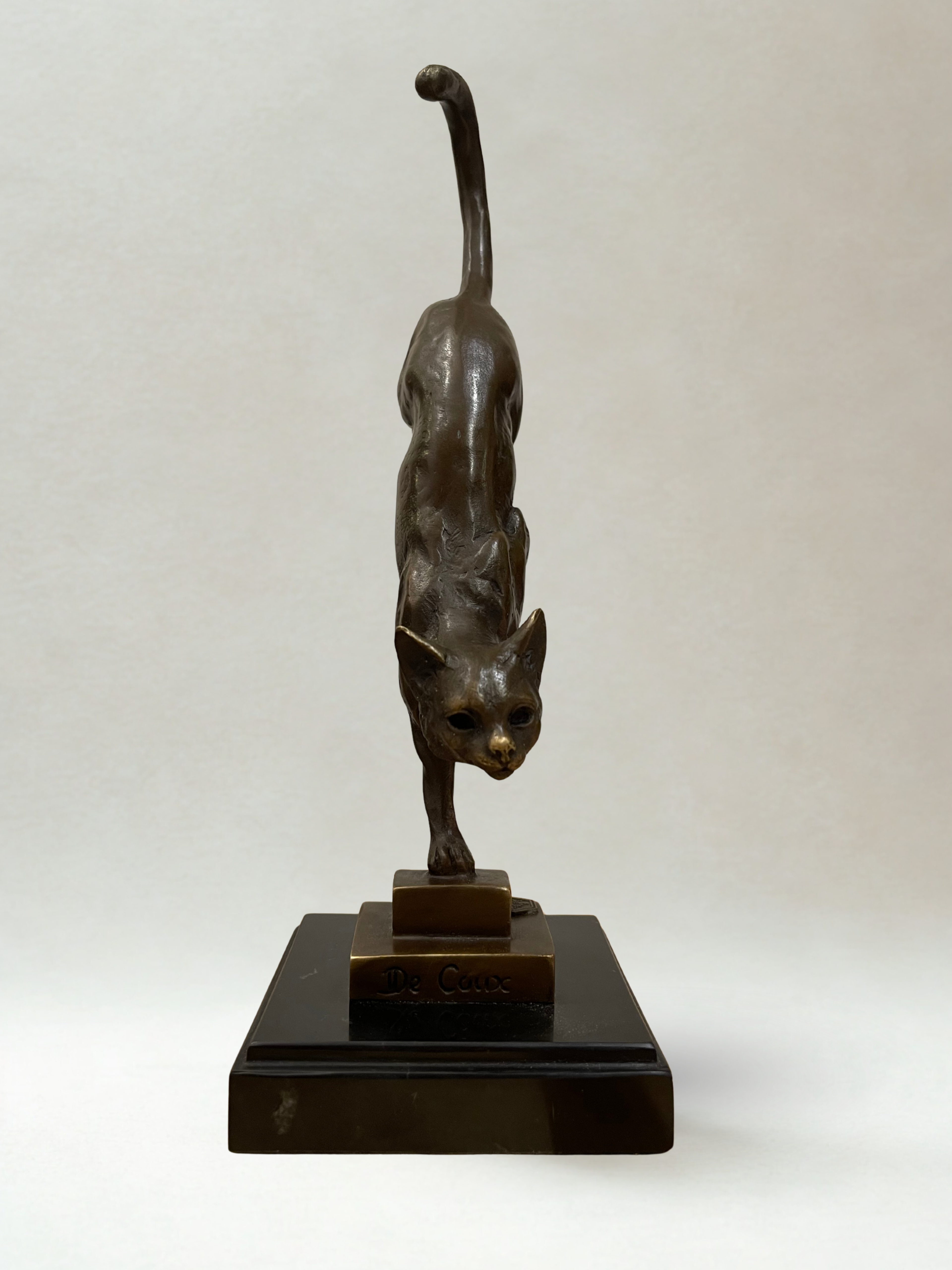 Bronze after De Coux – Cat descending a staircase – 20th-century animal sculpture – 29 cm