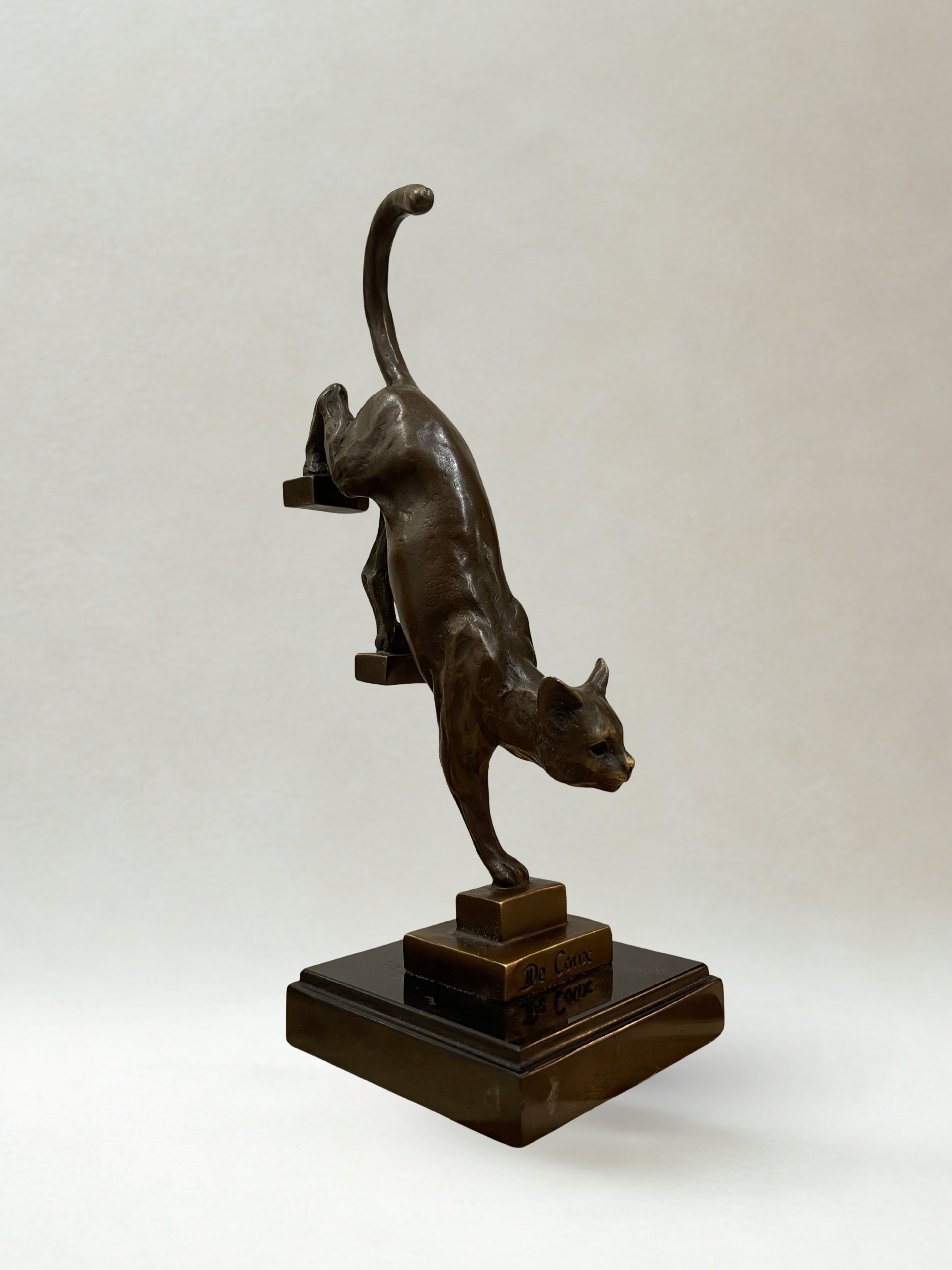 Bronze after De Coux – Cat descending a staircase – 20th-century animal sculpture – 29 cm