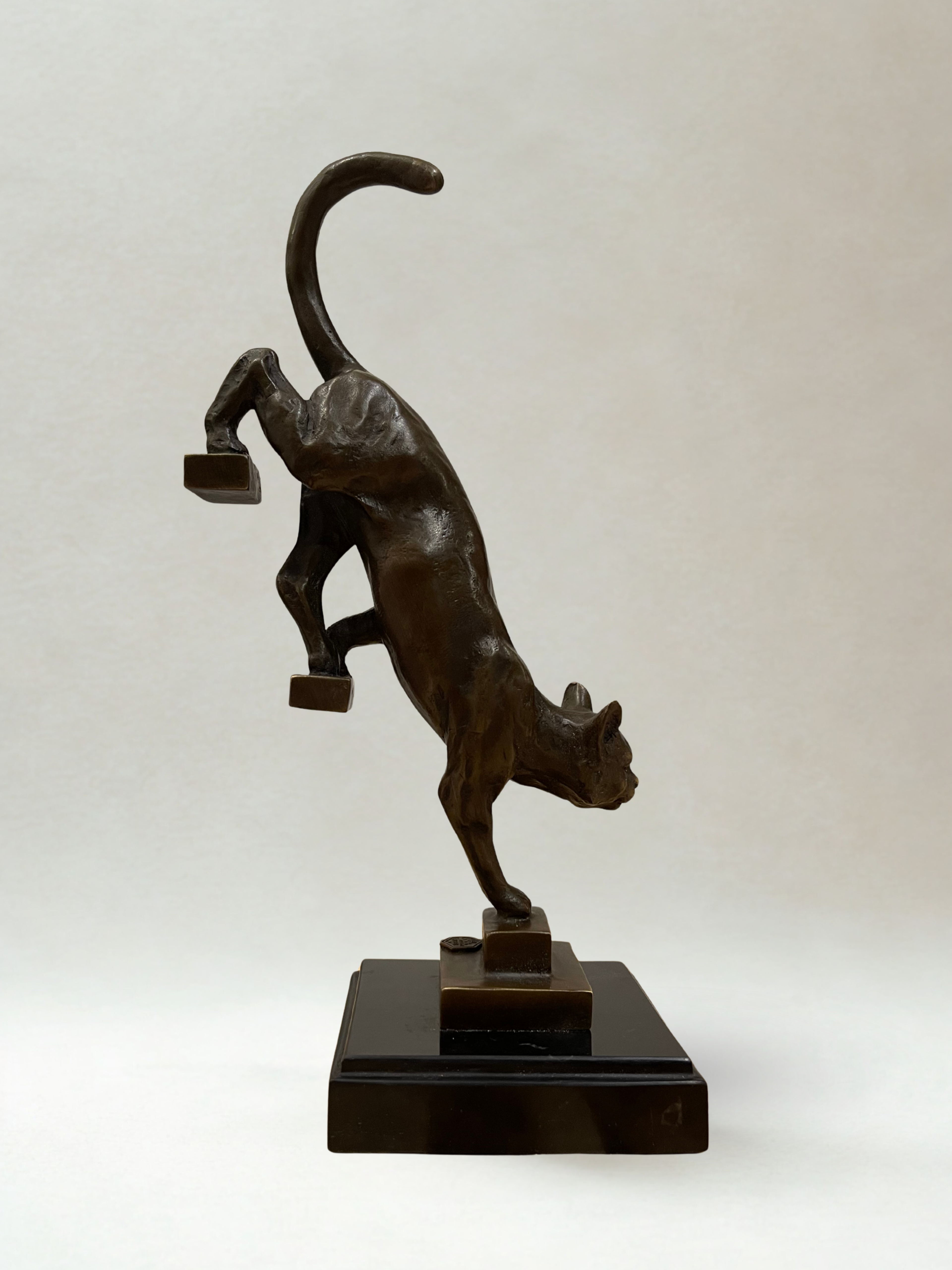 Bronze after De Coux – Cat descending a staircase – 20th-century animal sculpture – 29 cm