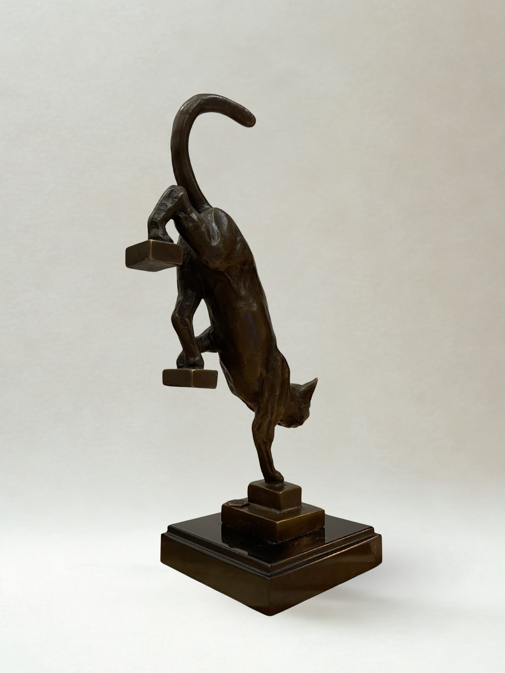Bronze d’après De Coux – Chat descendant un escalier – Sculpture animalière XXᵉ - 29 cm