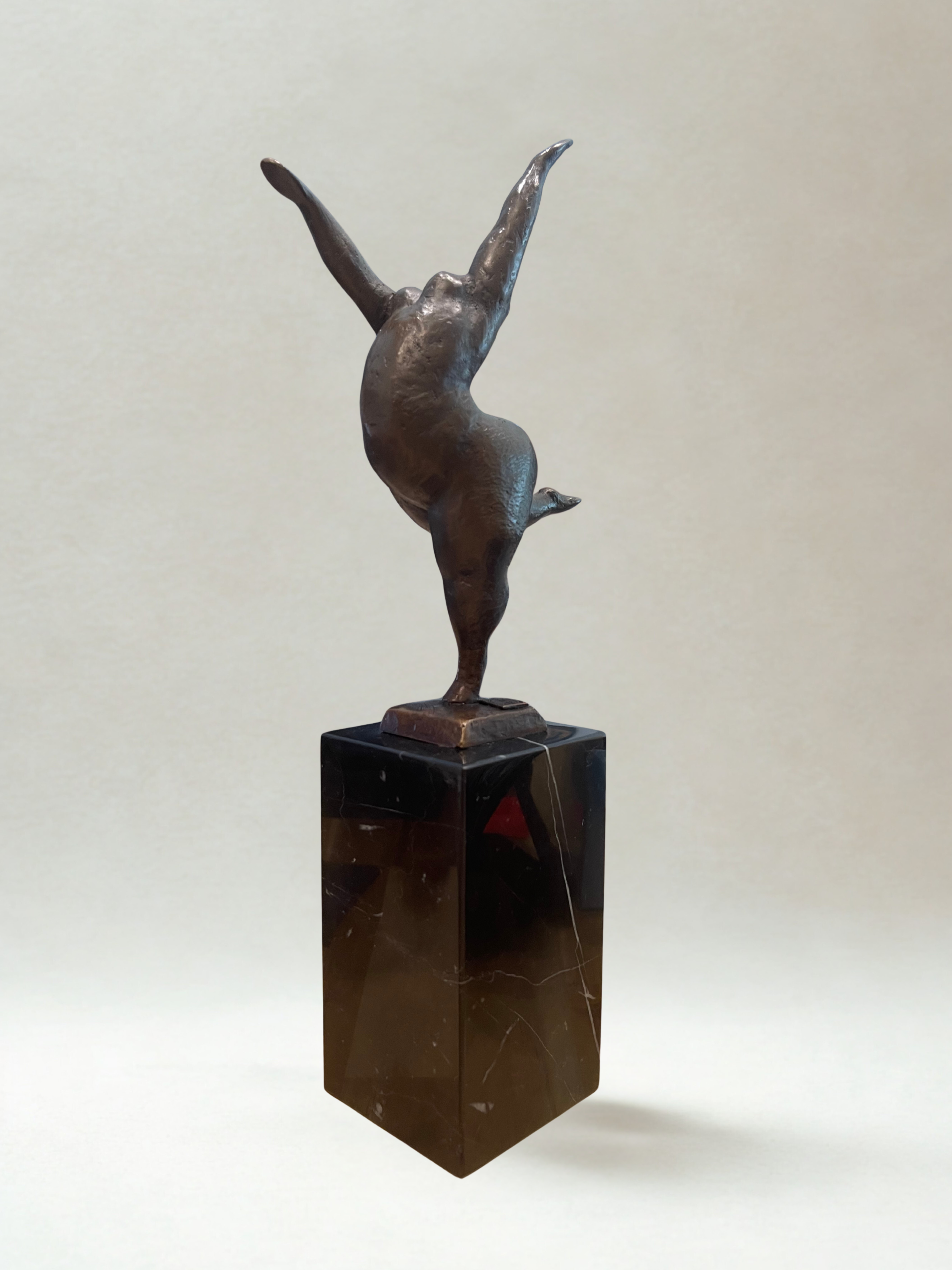 Bronze sculpture after Milo - Dancer – Modern Art – Marble base - 33cm