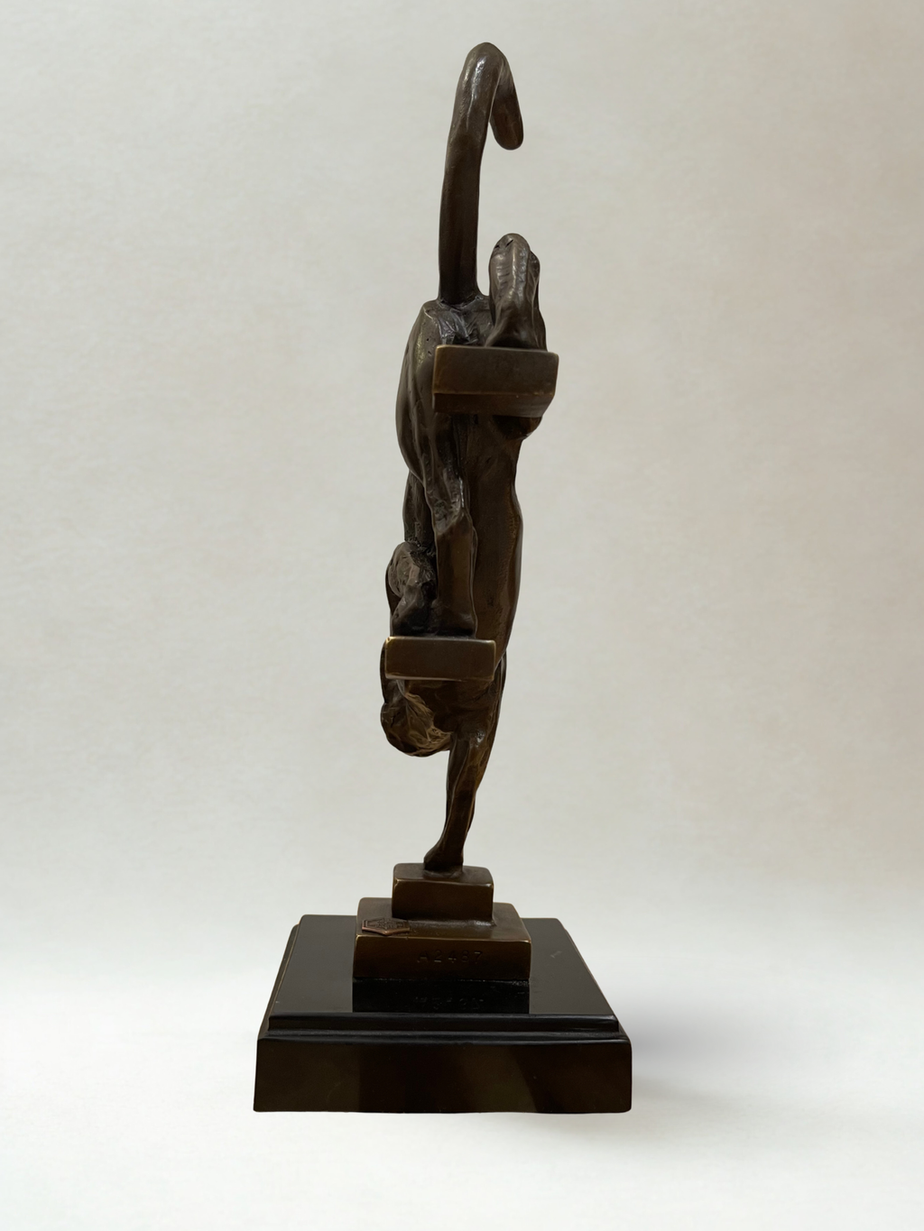 Bronze d’après De Coux – Chat descendant un escalier – Sculpture animalière XXᵉ - 29 cm